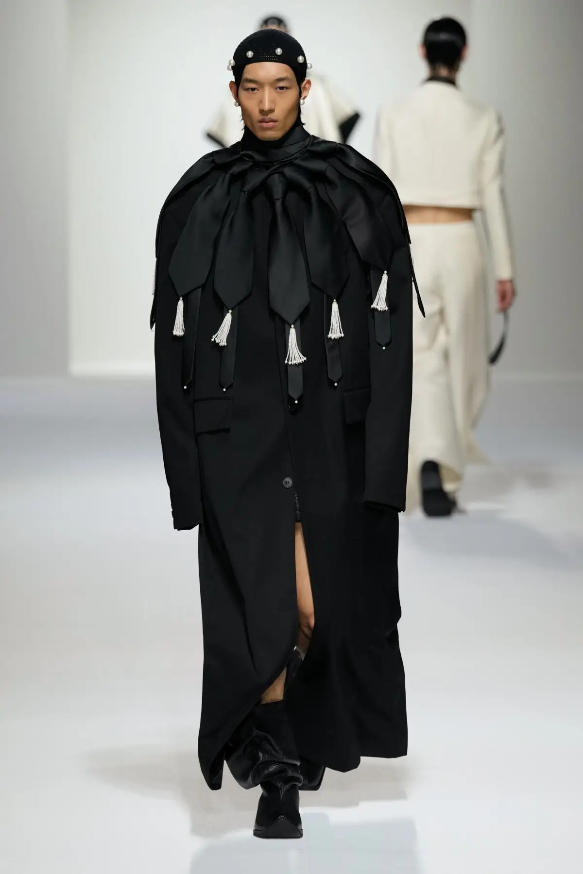 La collection Printemps 2025 de SEAN SUEN brouille les frontières entre les sexes grâce à un tailoring exquis