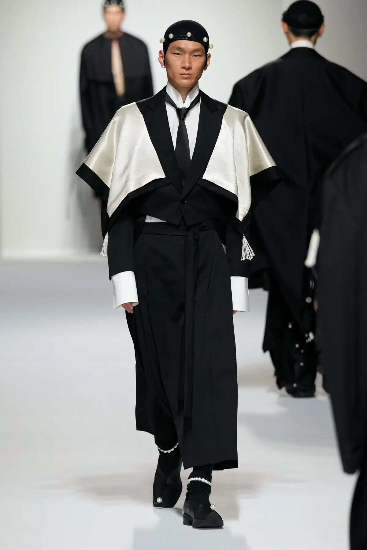 La collection Printemps 2025 de SEAN SUEN brouille les frontières entre les sexes grâce à un tailoring exquis