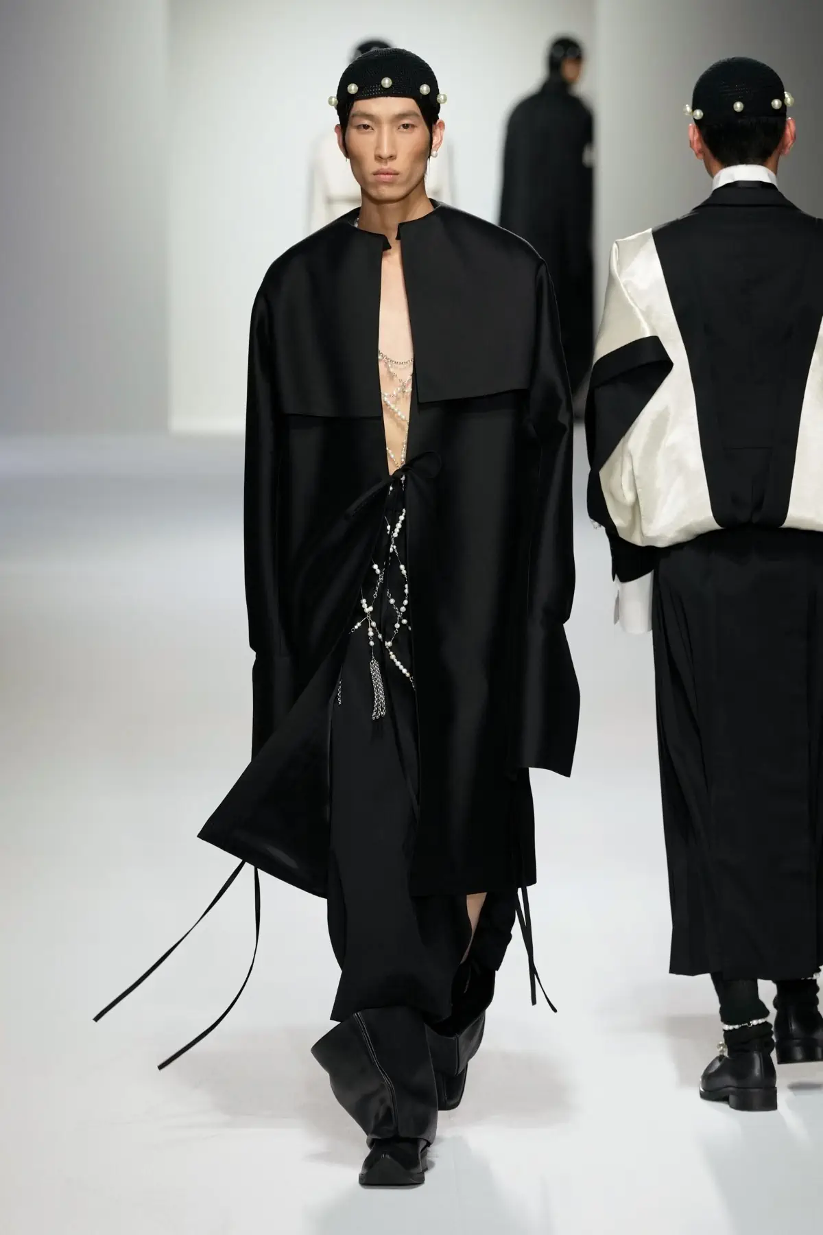 La collection Printemps 2025 de SEAN SUEN brouille les frontières entre les sexes grâce à un tailoring exquis