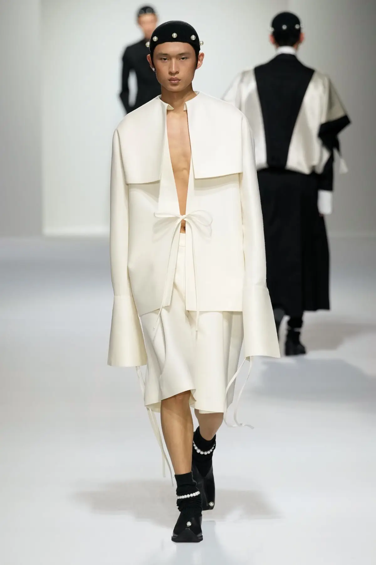 La collection Printemps 2025 de SEAN SUEN brouille les frontières entre les sexes grâce à un tailoring exquis