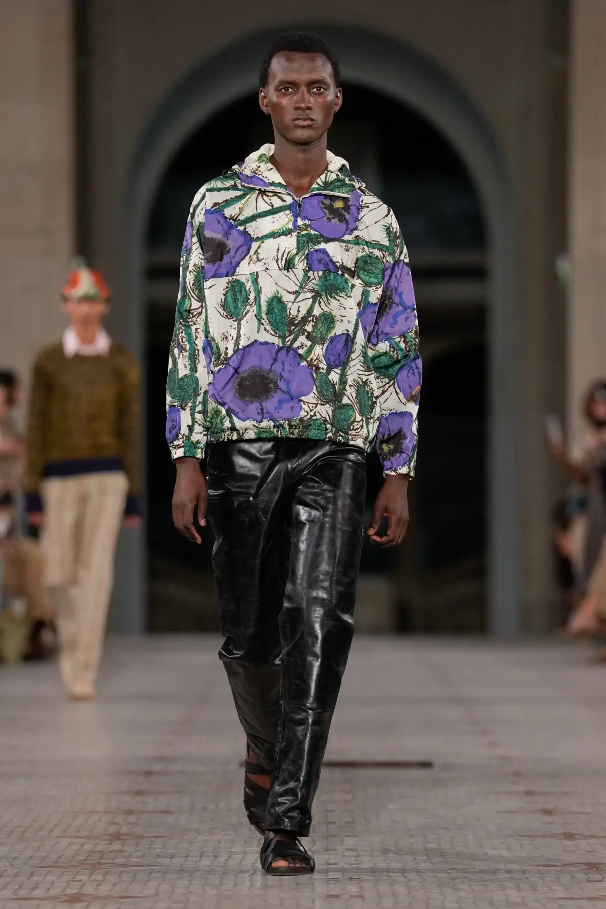 WALES BONNER met le cap sur le printemps 2025 avec une oasis tropicale inspirée par Althea McNish