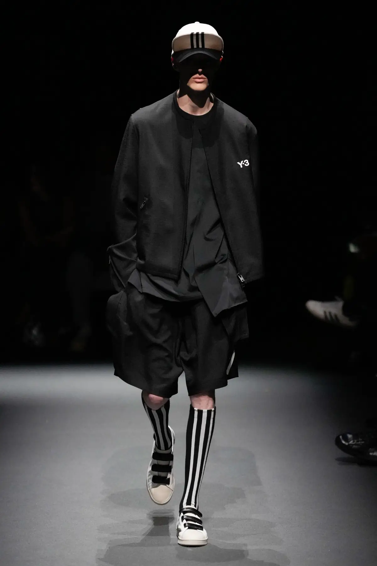 Pour le Printemps 2025, Y-3 revient sur les podiums et redéfinit l'athleisure de luxe