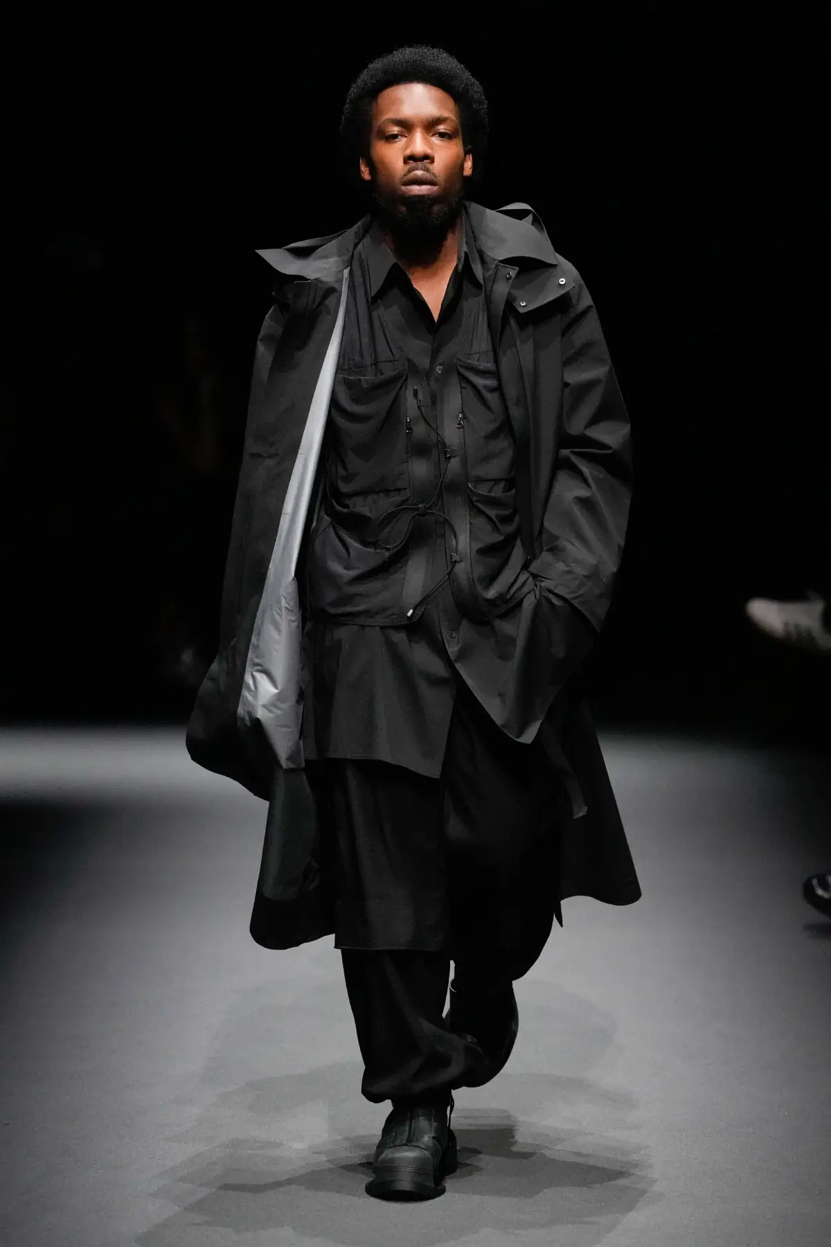 Pour le Printemps 2025, Y-3 revient sur les podiums et redéfinit l'athleisure de luxe