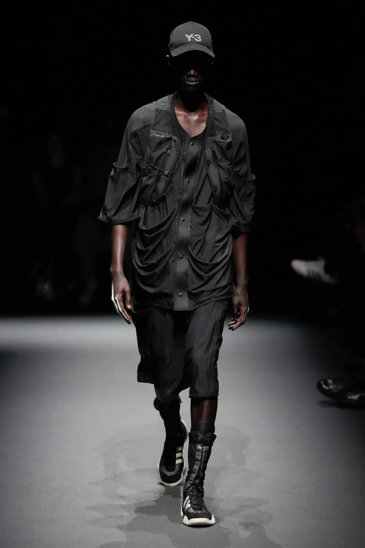 Pour le Printemps 2025, Y-3 revient sur les podiums et redéfinit l'athleisure de luxe