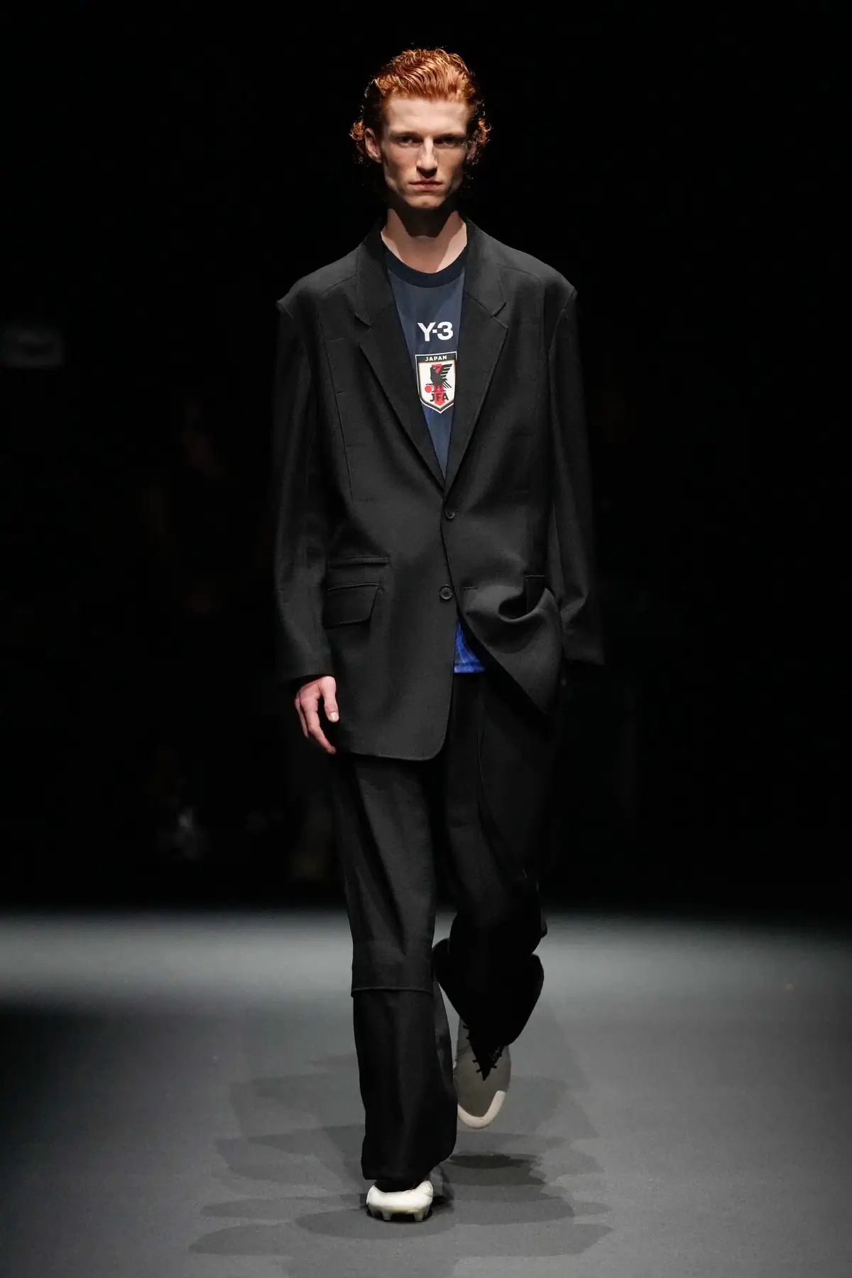 Pour le Printemps 2025, Y-3 revient sur les podiums et redéfinit l'athleisure de luxe