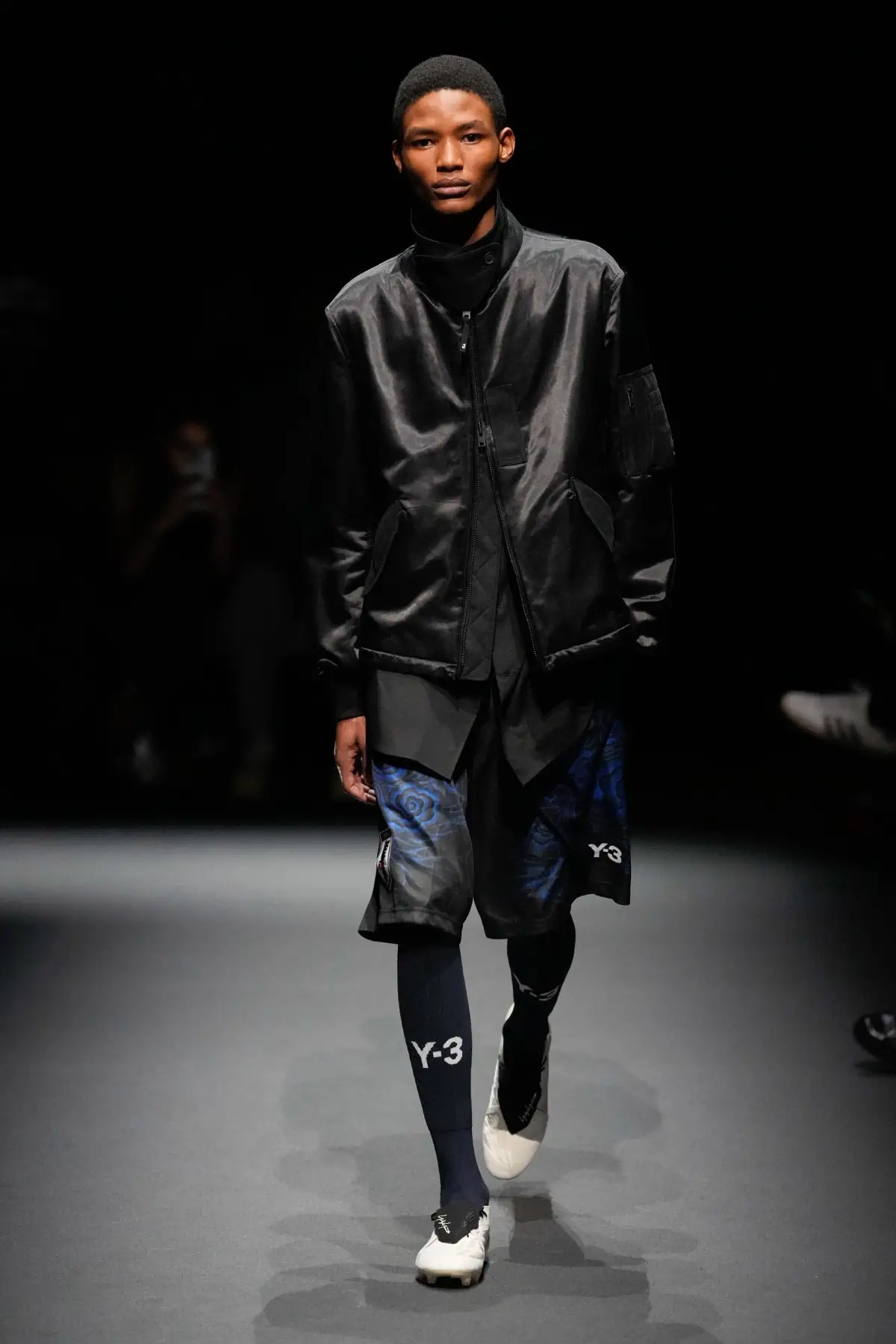 Pour le Printemps 2025, Y-3 revient sur les podiums et redéfinit l'athleisure de luxe