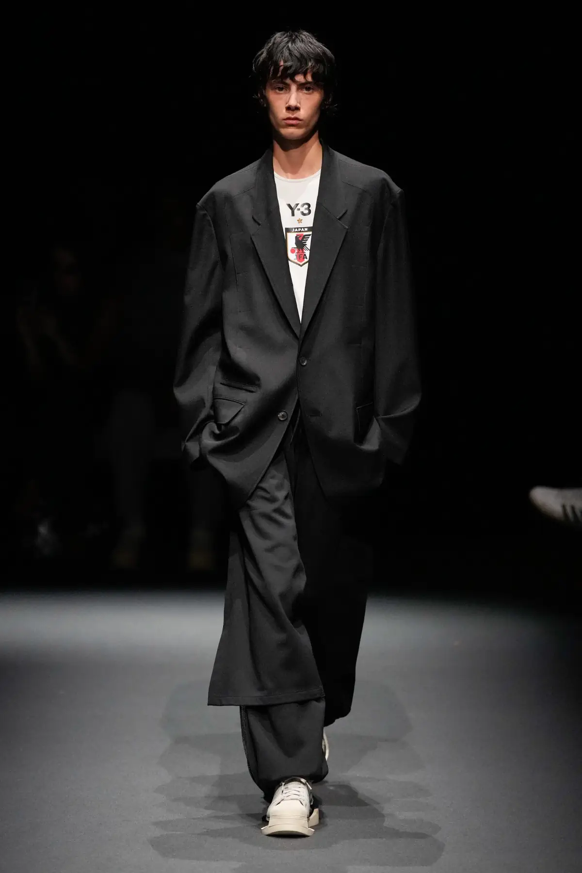 Pour le Printemps 2025, Y-3 revient sur les podiums et redéfinit l'athleisure de luxe