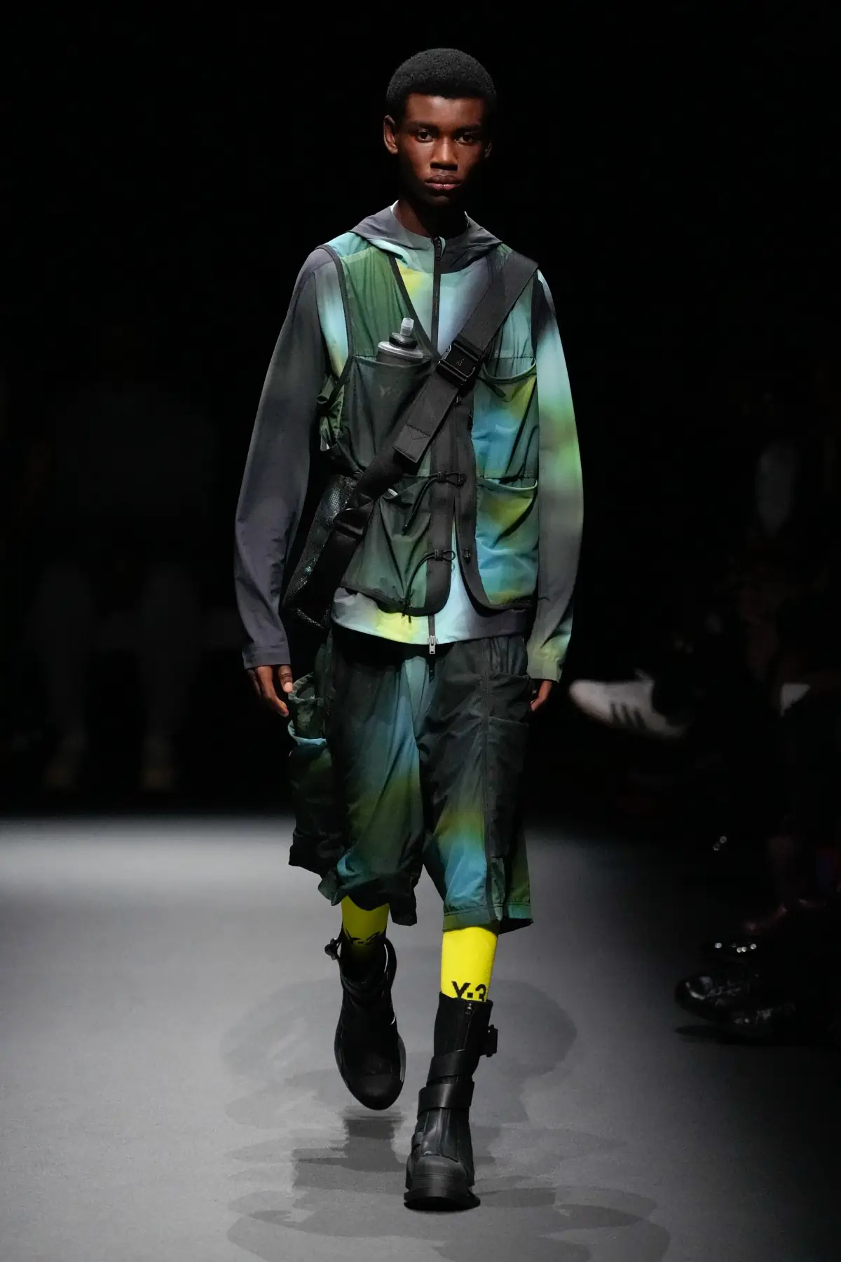 Pour le Printemps 2025, Y-3 revient sur les podiums et redéfinit l'athleisure de luxe
