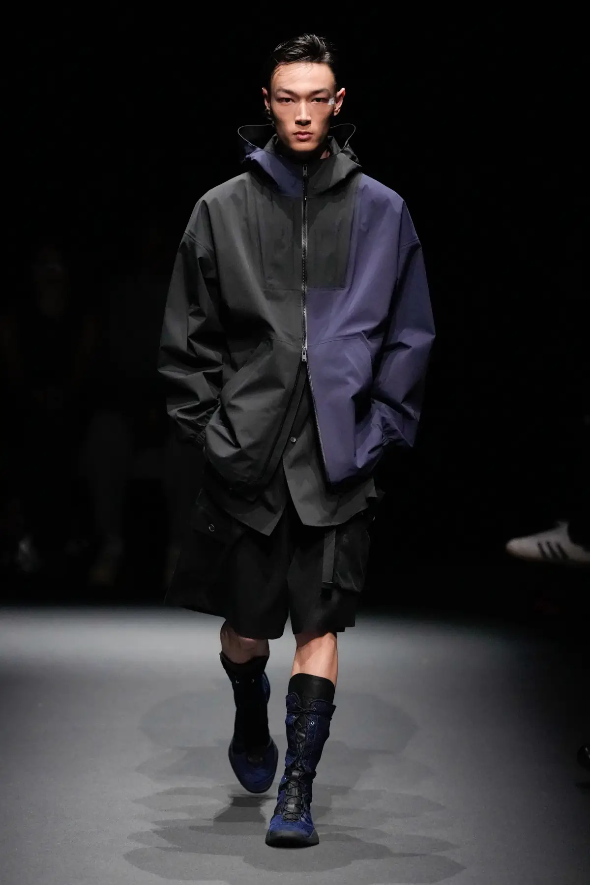 Pour le Printemps 2025, Y-3 revient sur les podiums et redéfinit l'athleisure de luxe
