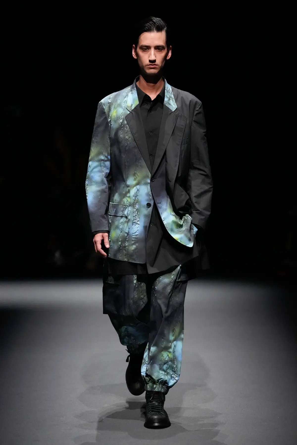 Pour le Printemps 2025, Y-3 revient sur les podiums et redéfinit l'athleisure de luxe