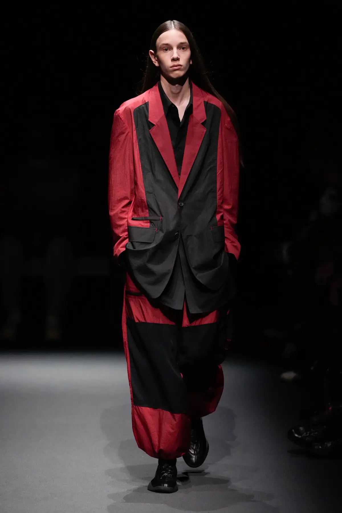 Pour le Printemps 2025, Y-3 revient sur les podiums et redéfinit l'athleisure de luxe