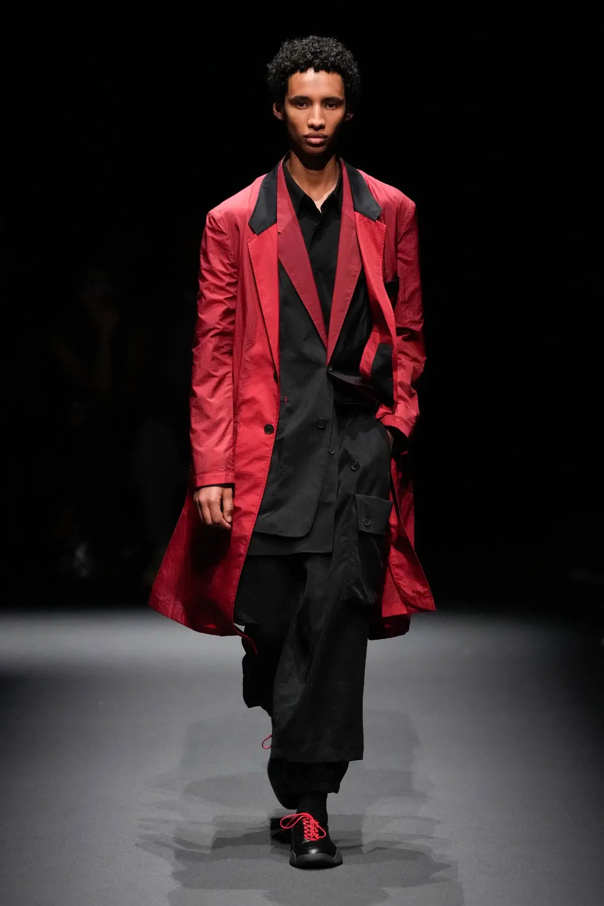 Pour le Printemps 2025, Y-3 revient sur les podiums et redéfinit l'athleisure de luxe