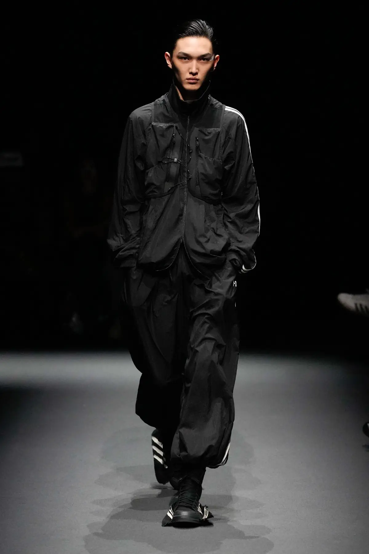Pour le Printemps 2025, Y-3 revient sur les podiums et redéfinit l'athleisure de luxe