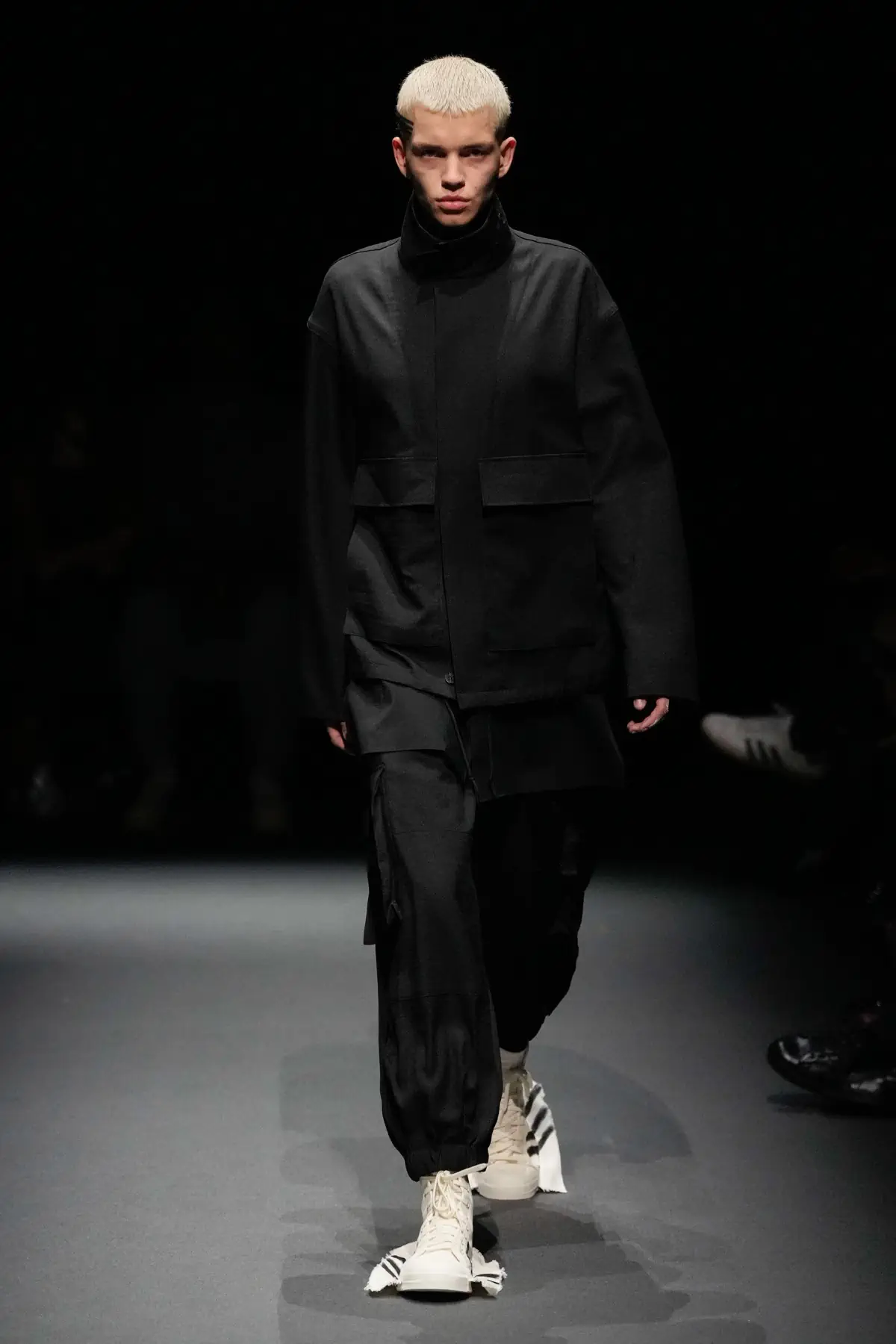Pour le Printemps 2025, Y-3 revient sur les podiums et redéfinit l'athleisure de luxe