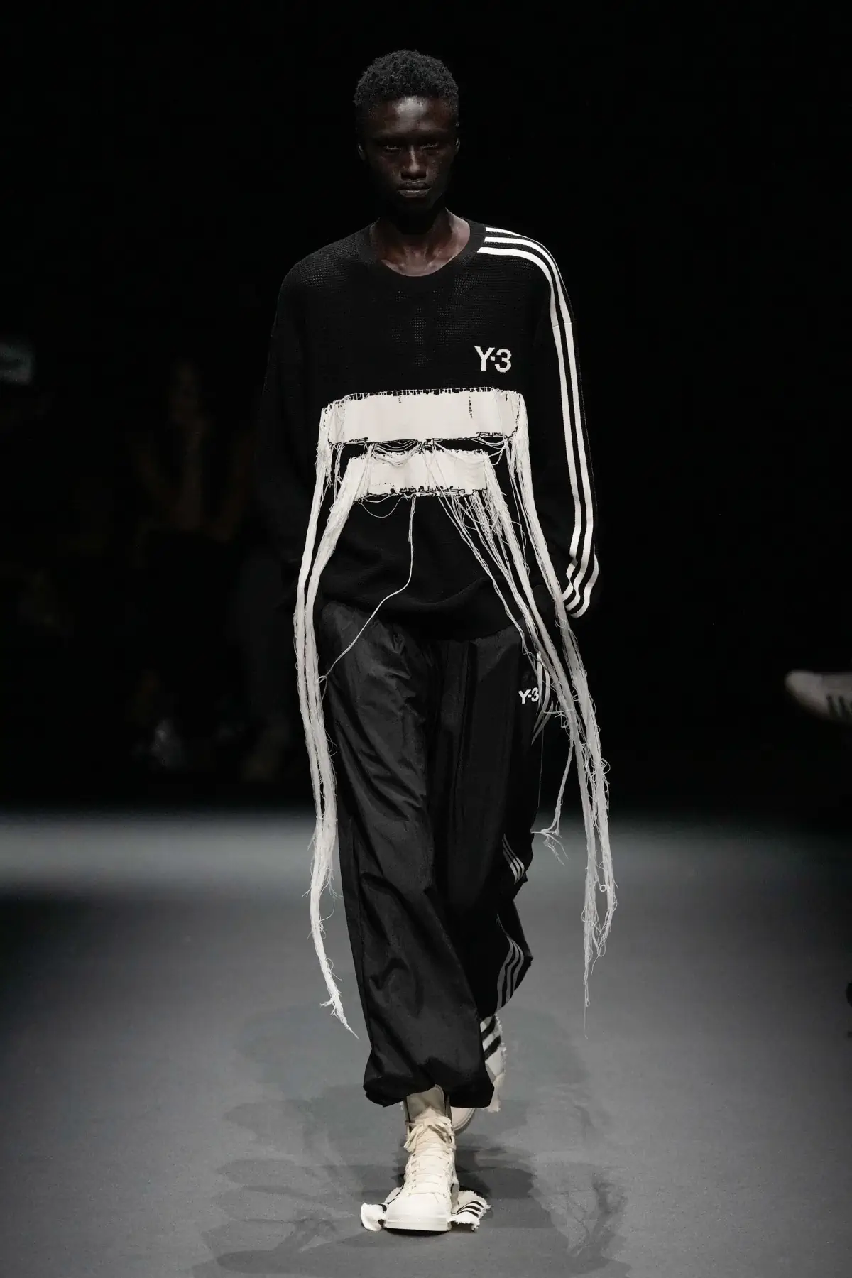 Pour le Printemps 2025, Y-3 revient sur les podiums et redéfinit l'athleisure de luxe