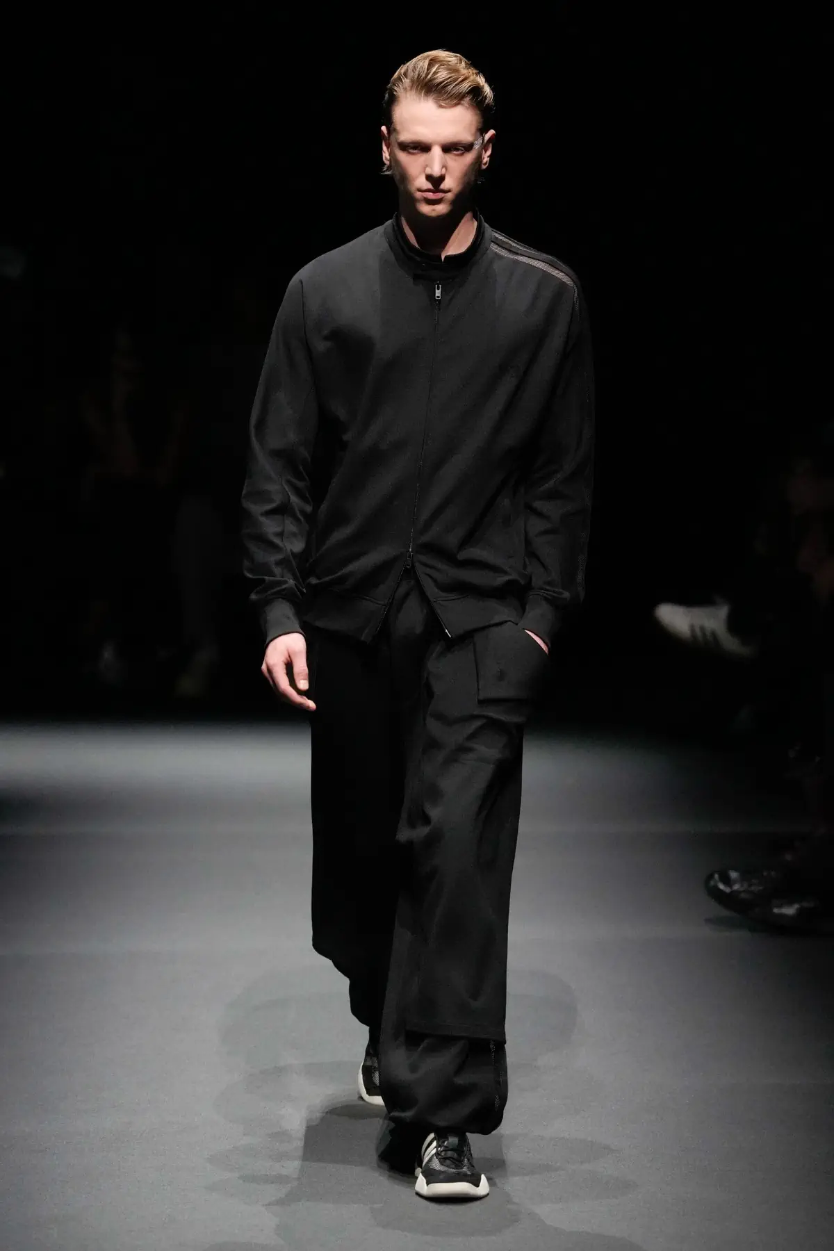 Pour le Printemps 2025, Y-3 revient sur les podiums et redéfinit l'athleisure de luxe