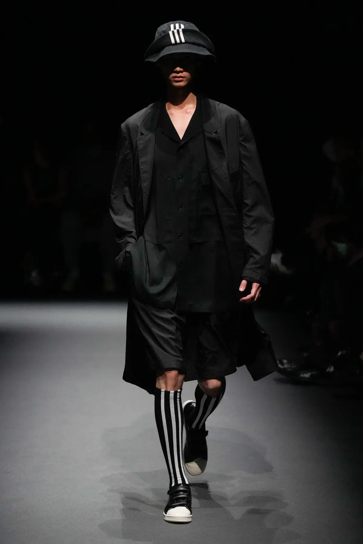 Pour le Printemps 2025, Y-3 revient sur les podiums et redéfinit l'athleisure de luxe