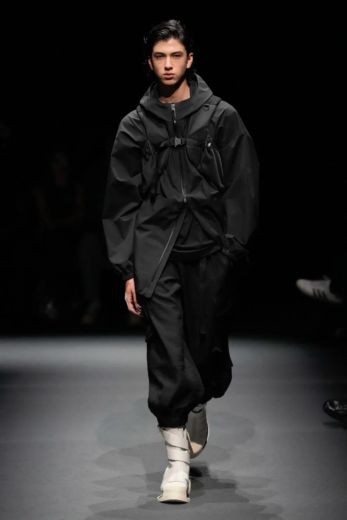 Pour le Printemps 2025, Y-3 revient sur les podiums et redéfinit l'athleisure de luxe