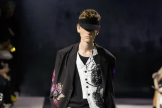La collection Printemps 2025 de Yohji Yamamoto embrasse le confort et la légèreté dans un monde troublé
