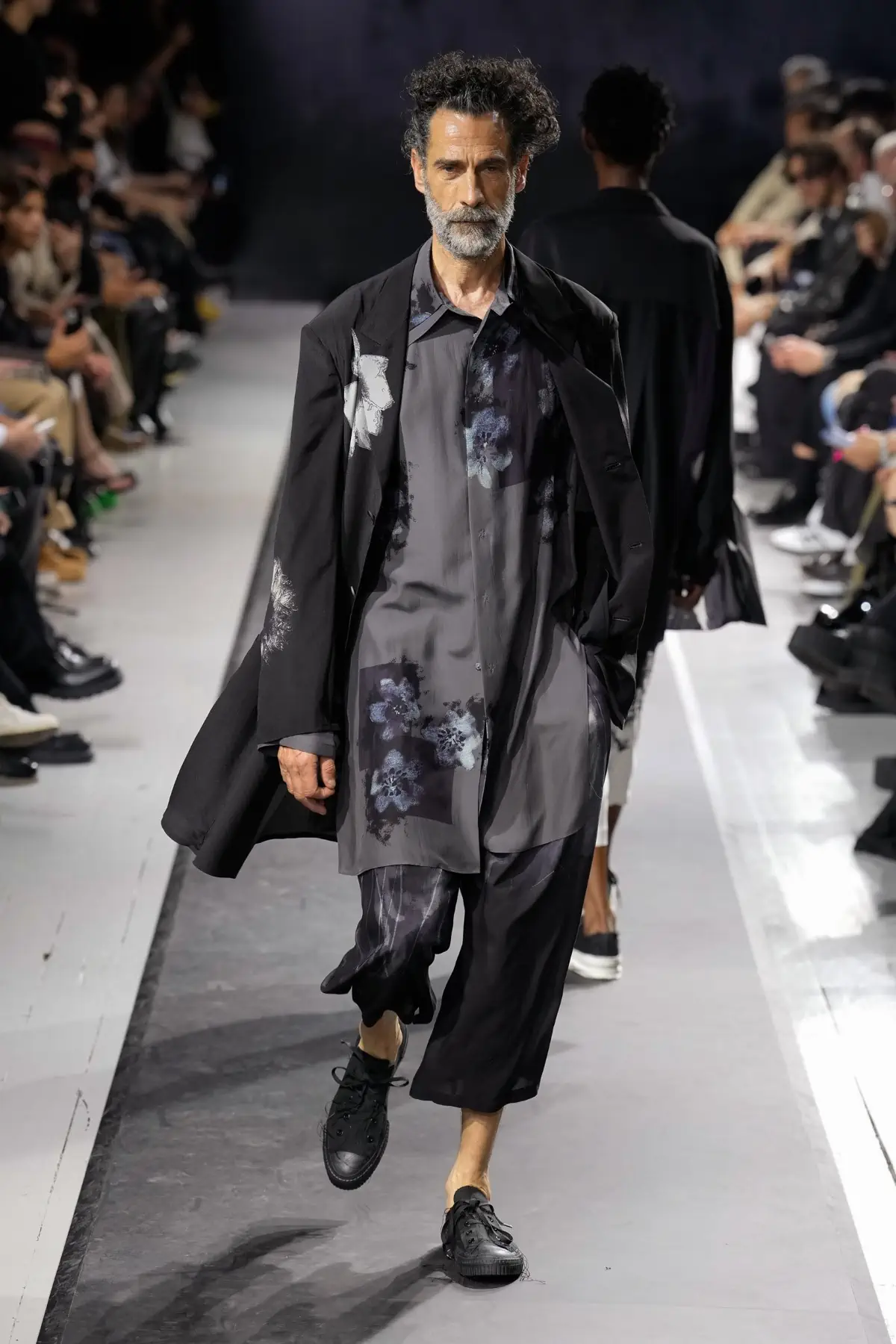 La collection Printemps 2025 de Yohji Yamamoto embrasse le confort et la légèreté dans un monde troublé