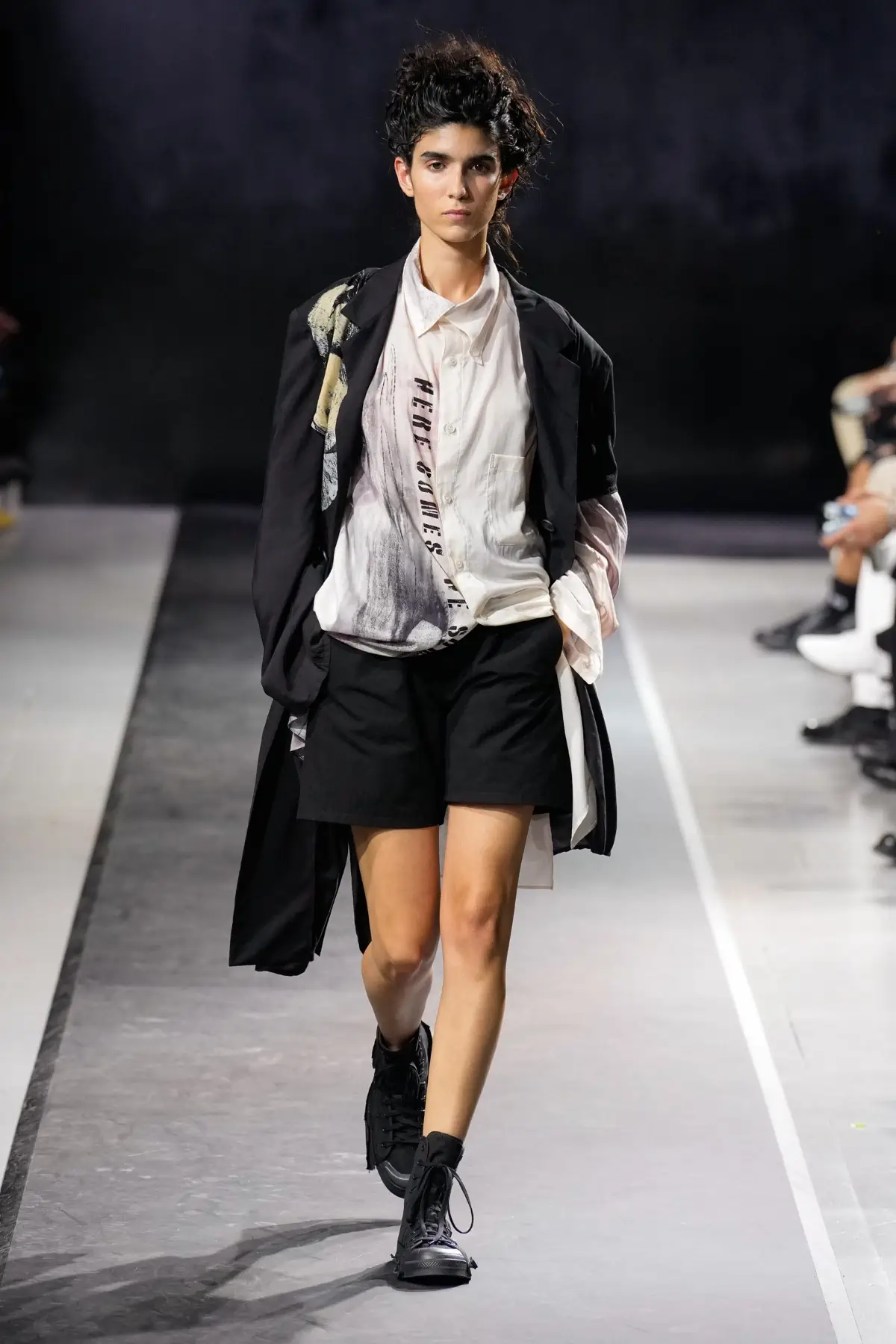 La collection Printemps 2025 de Yohji Yamamoto embrasse le confort et la légèreté dans un monde troublé