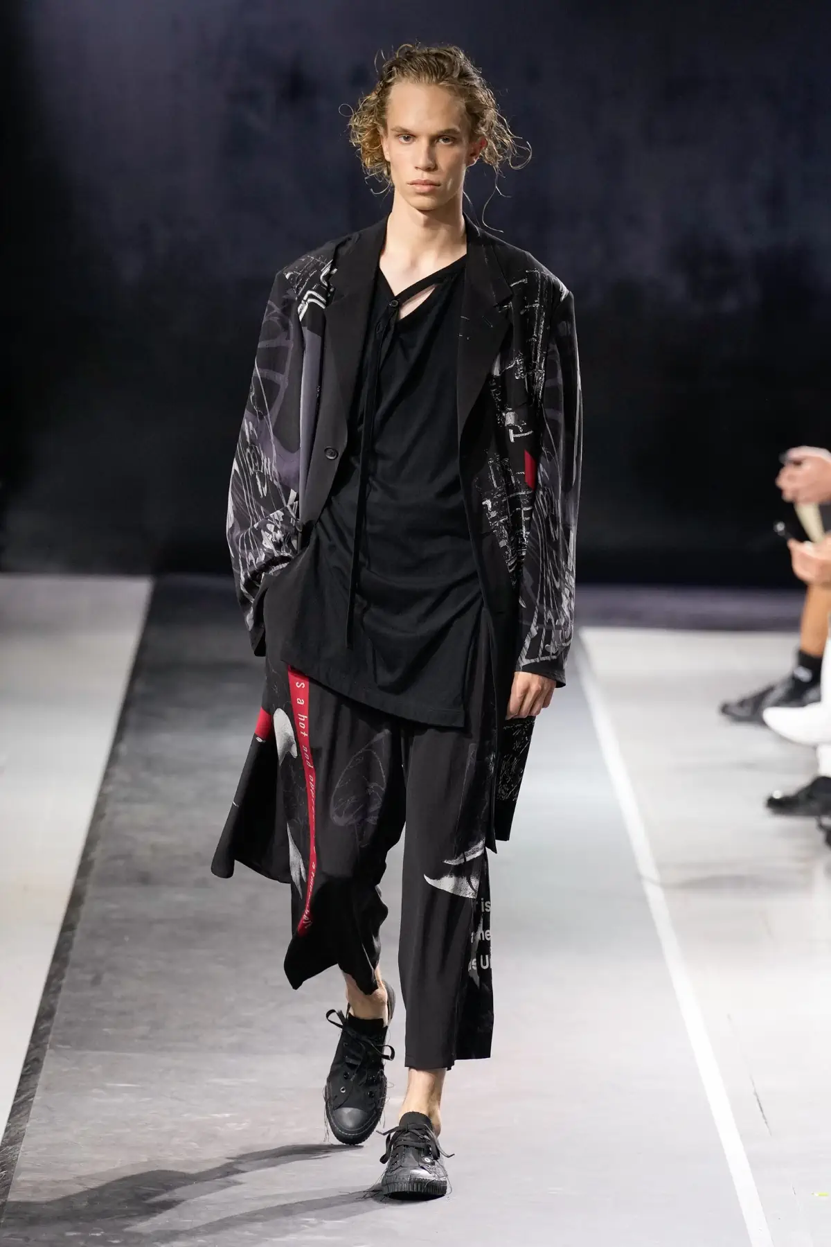 La collection Printemps 2025 de Yohji Yamamoto embrasse le confort et la légèreté dans un monde troublé
