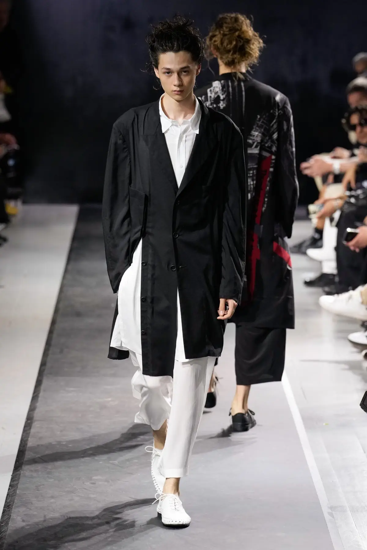 La collection Printemps 2025 de Yohji Yamamoto embrasse le confort et la légèreté dans un monde troublé