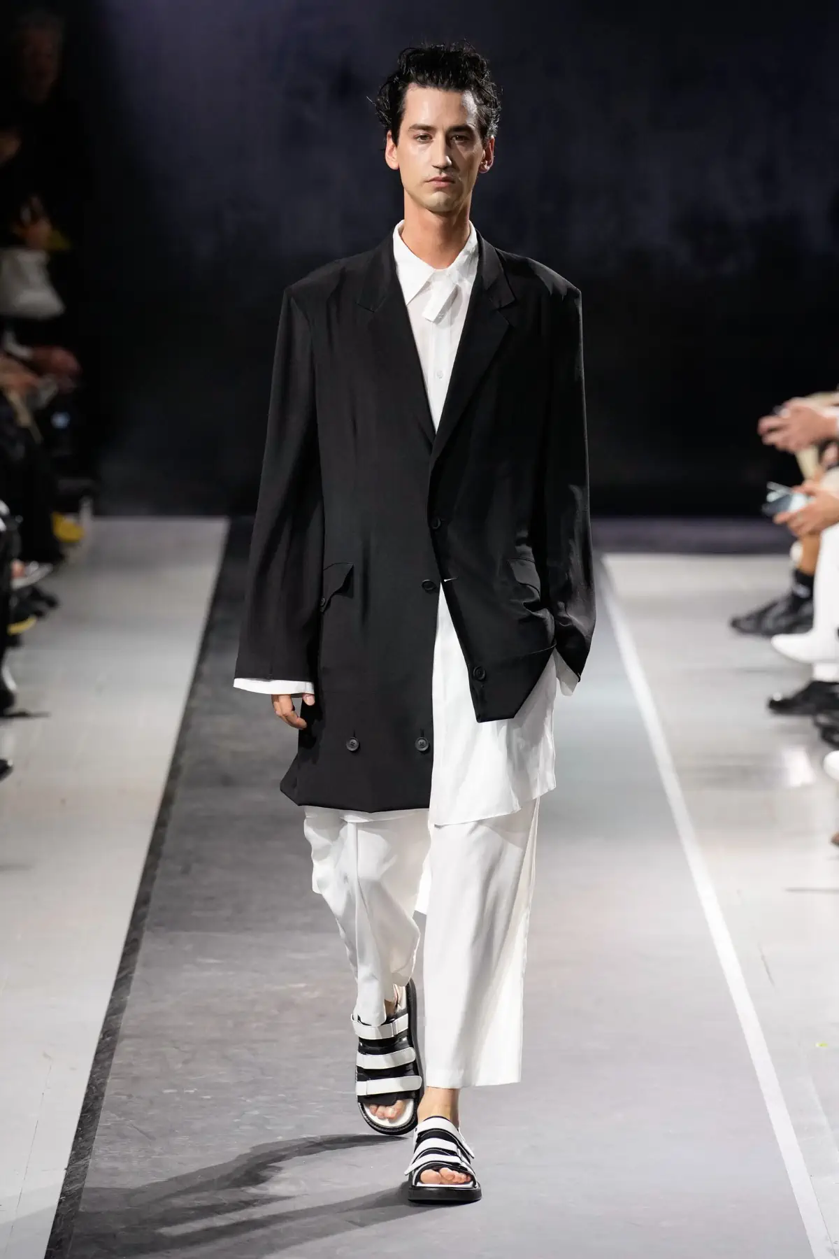 La collection Printemps 2025 de Yohji Yamamoto embrasse le confort et la légèreté dans un monde troublé