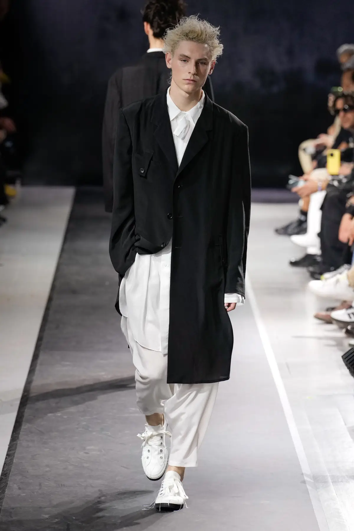 La collection Printemps 2025 de Yohji Yamamoto embrasse le confort et la légèreté dans un monde troublé