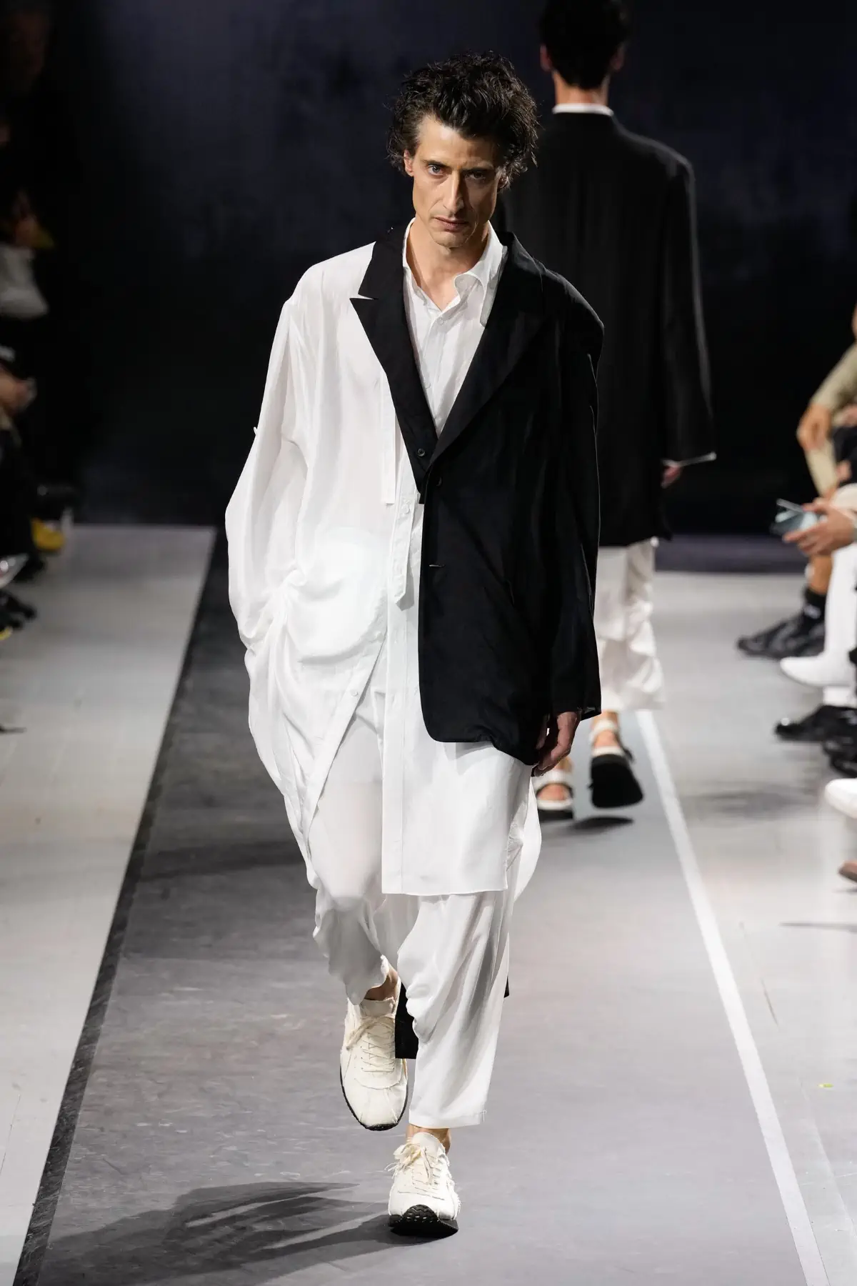 La collection Printemps 2025 de Yohji Yamamoto embrasse le confort et la légèreté dans un monde troublé