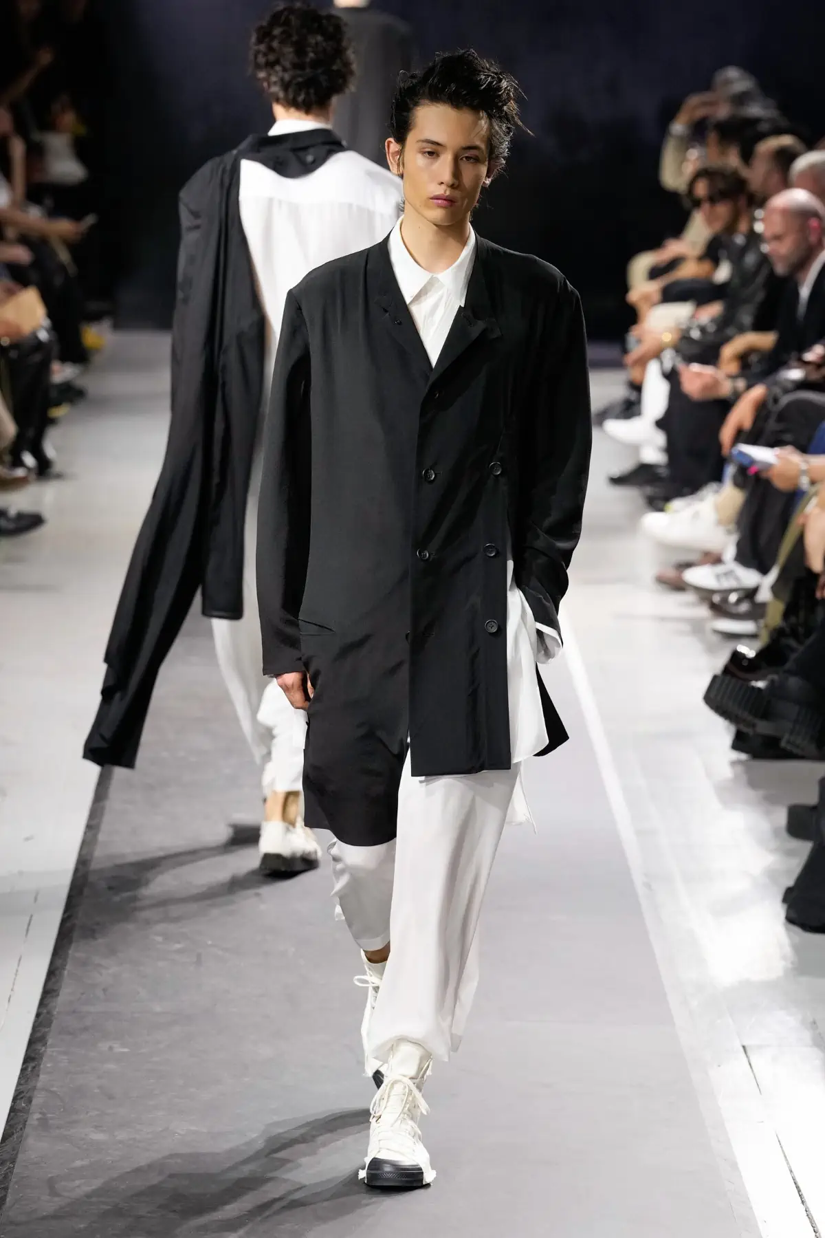 La collection Printemps 2025 de Yohji Yamamoto embrasse le confort et la légèreté dans un monde troublé