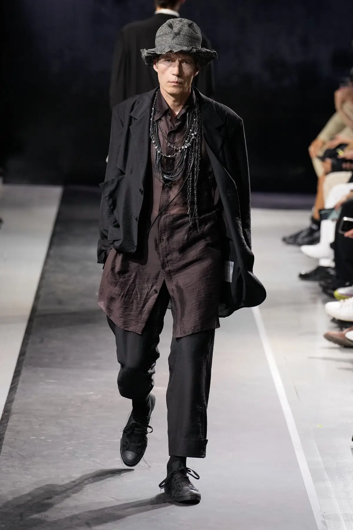 La collection Printemps 2025 de Yohji Yamamoto embrasse le confort et la légèreté dans un monde troublé