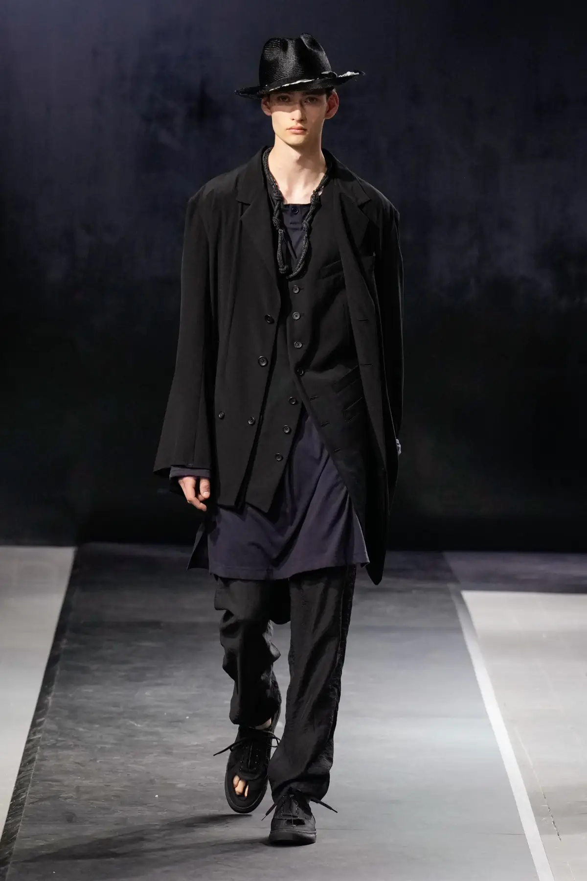 La collection Printemps 2025 de Yohji Yamamoto embrasse le confort et la légèreté dans un monde troublé