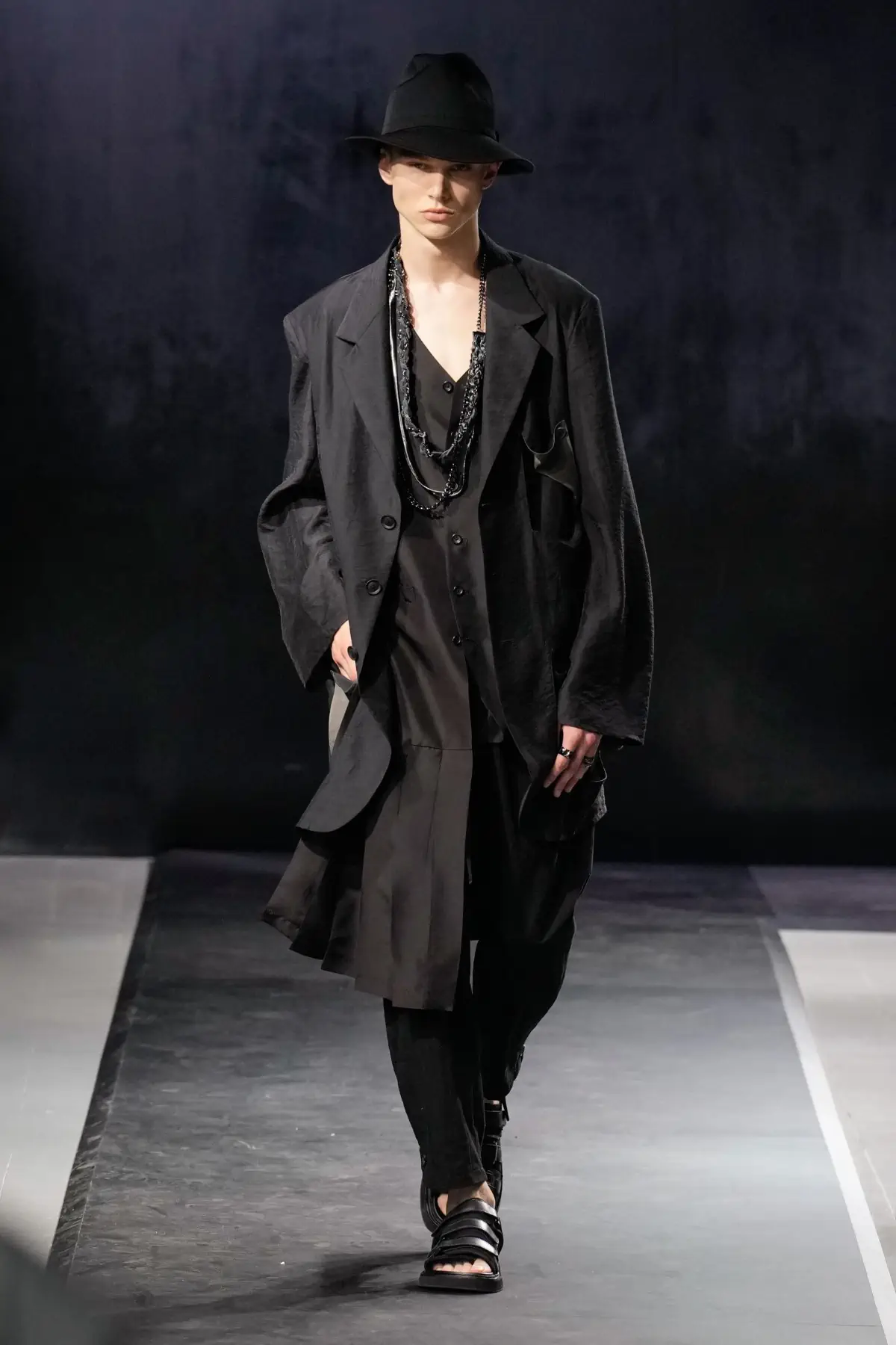 La collection Printemps 2025 de Yohji Yamamoto embrasse le confort et la légèreté dans un monde troublé