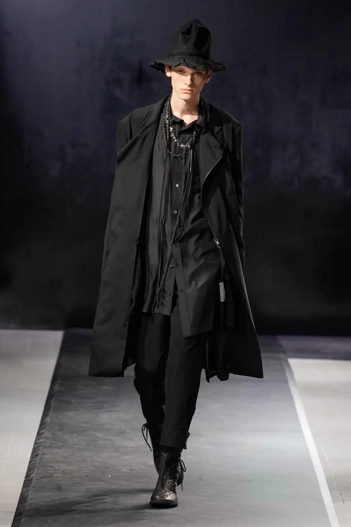 La collection Printemps 2025 de Yohji Yamamoto embrasse le confort et la légèreté dans un monde troublé