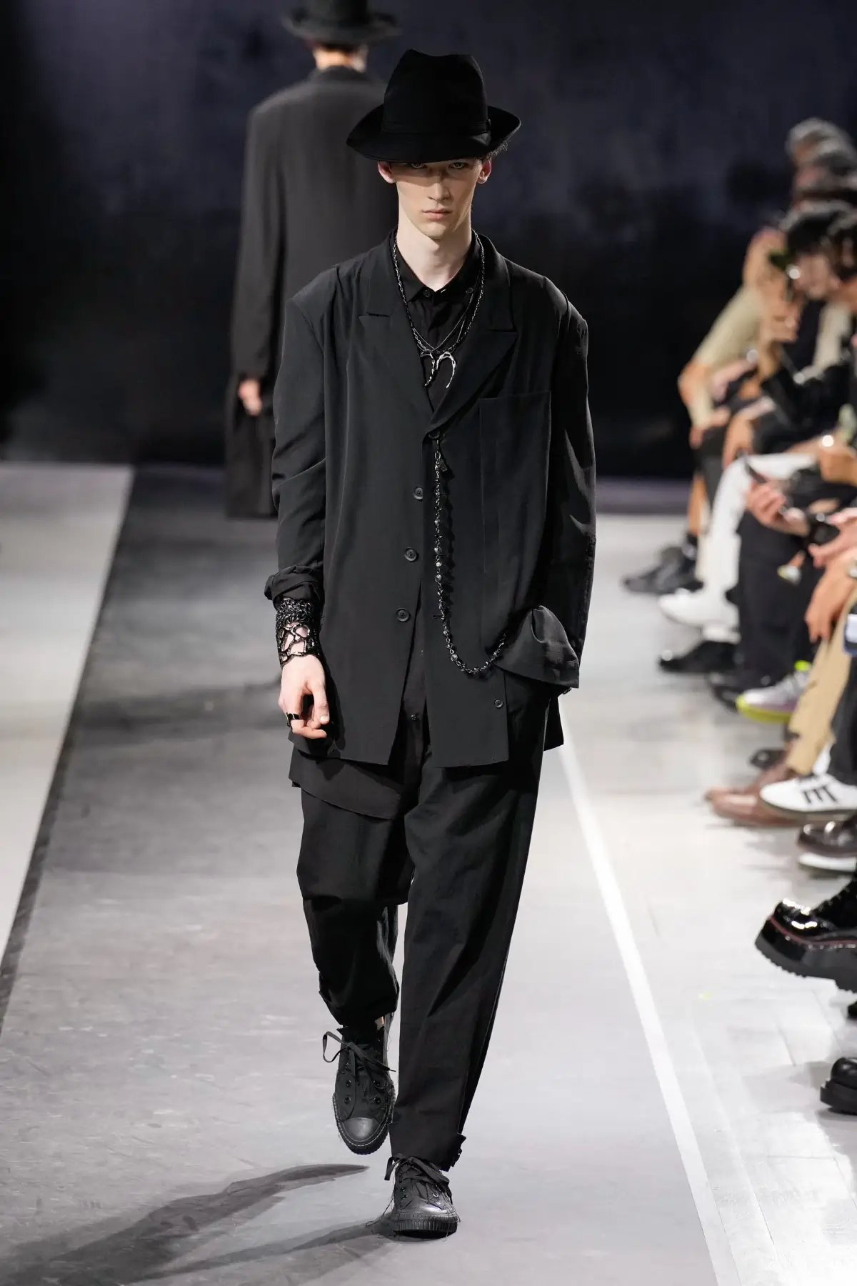 La collection Printemps 2025 de Yohji Yamamoto embrasse le confort et la légèreté dans un monde troublé