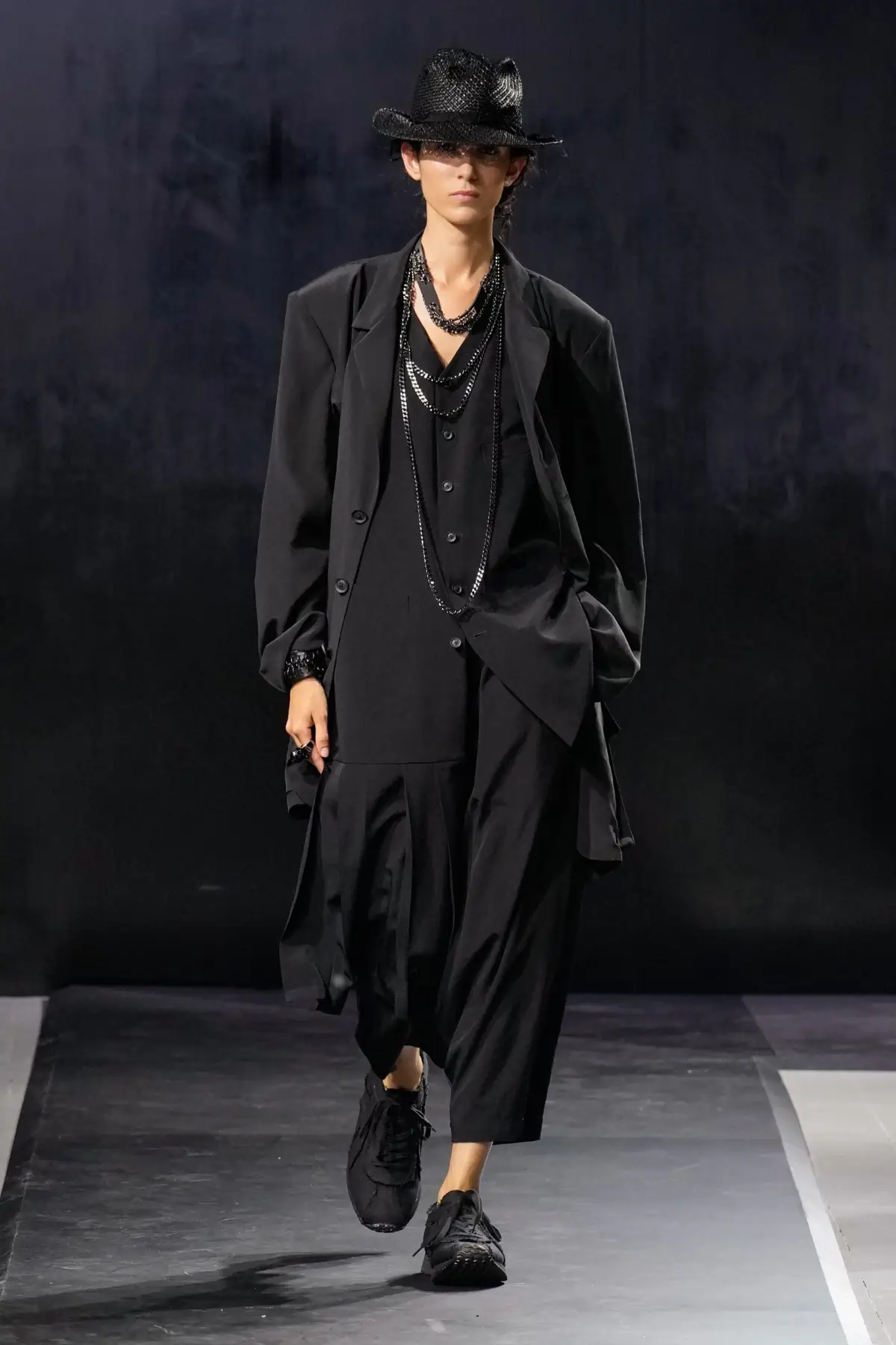 La collection Printemps 2025 de Yohji Yamamoto embrasse le confort et la légèreté dans un monde troublé