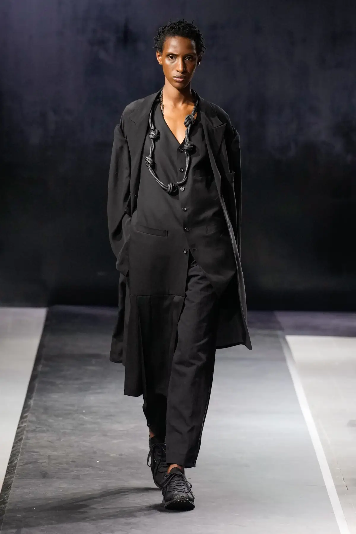 La collection Printemps 2025 de Yohji Yamamoto embrasse le confort et la légèreté dans un monde troublé