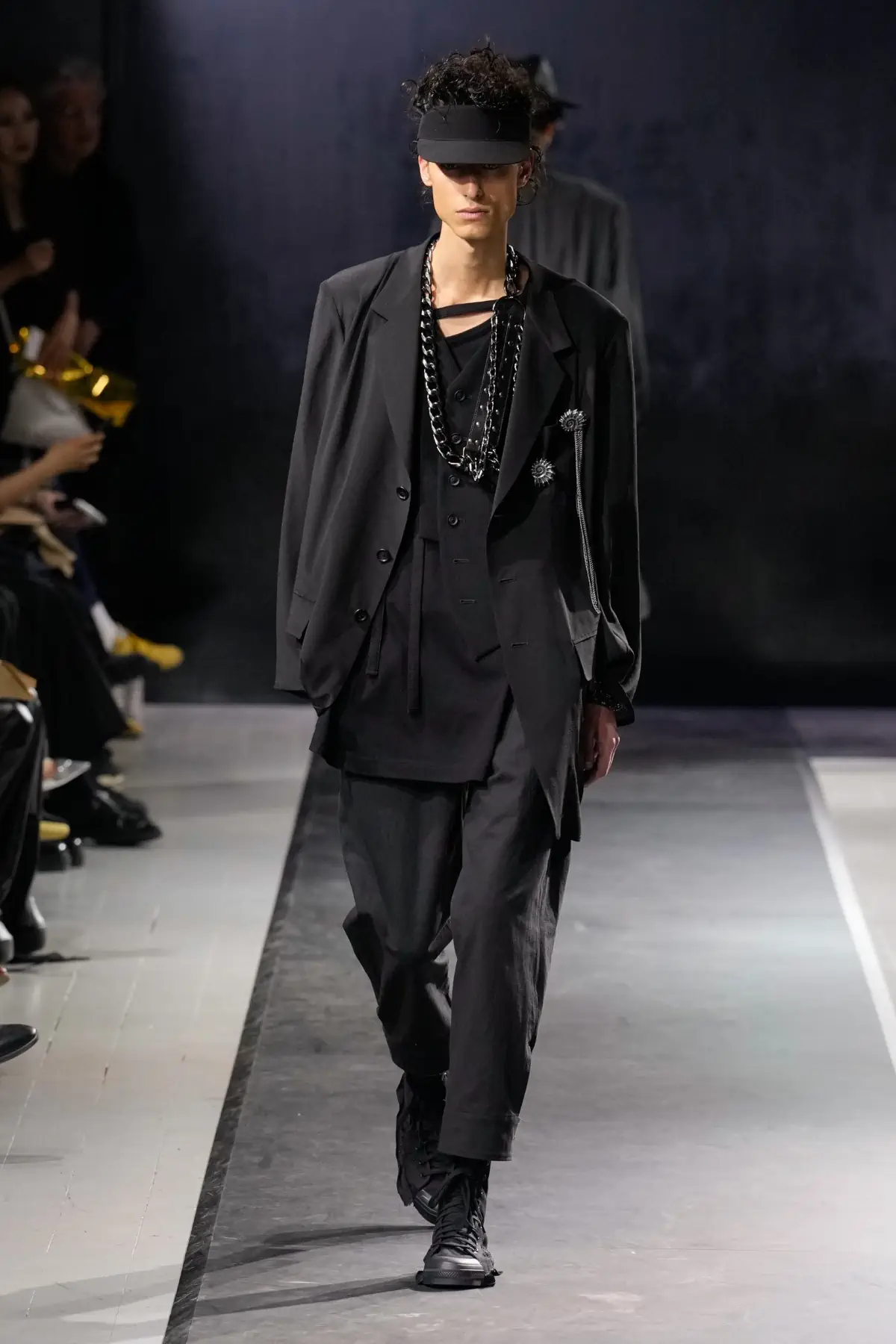 La collection Printemps 2025 de Yohji Yamamoto embrasse le confort et la légèreté dans un monde troublé