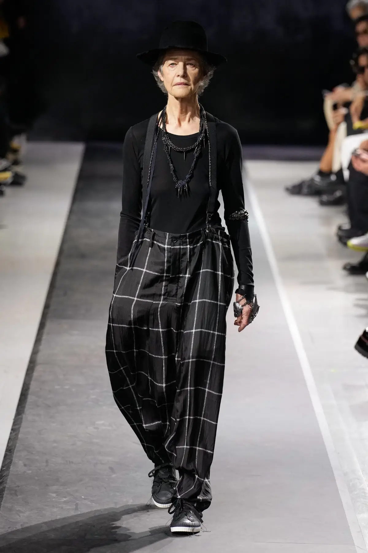 La collection Printemps 2025 de Yohji Yamamoto embrasse le confort et la légèreté dans un monde troublé