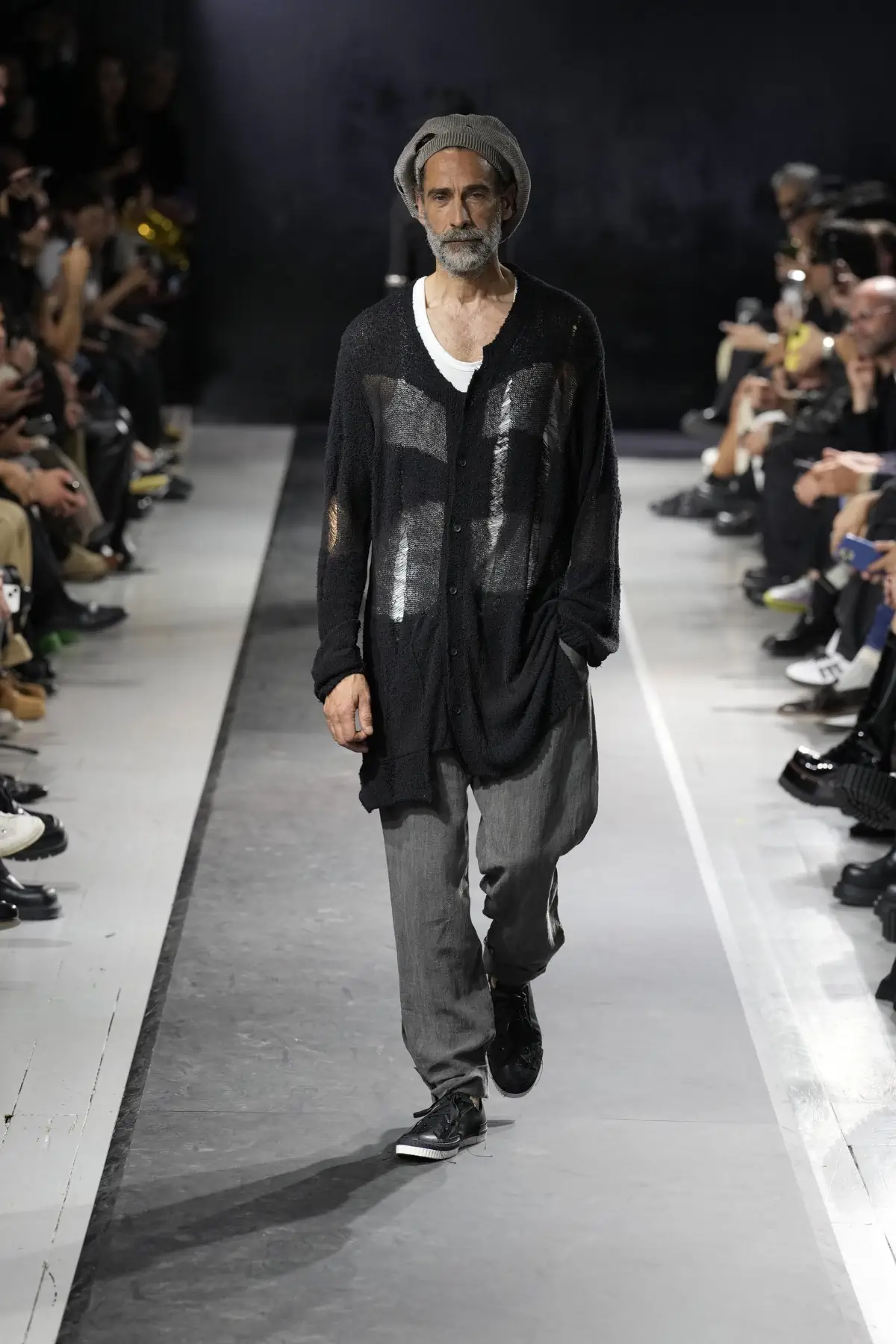 La collection Printemps 2025 de Yohji Yamamoto embrasse le confort et la légèreté dans un monde troublé
