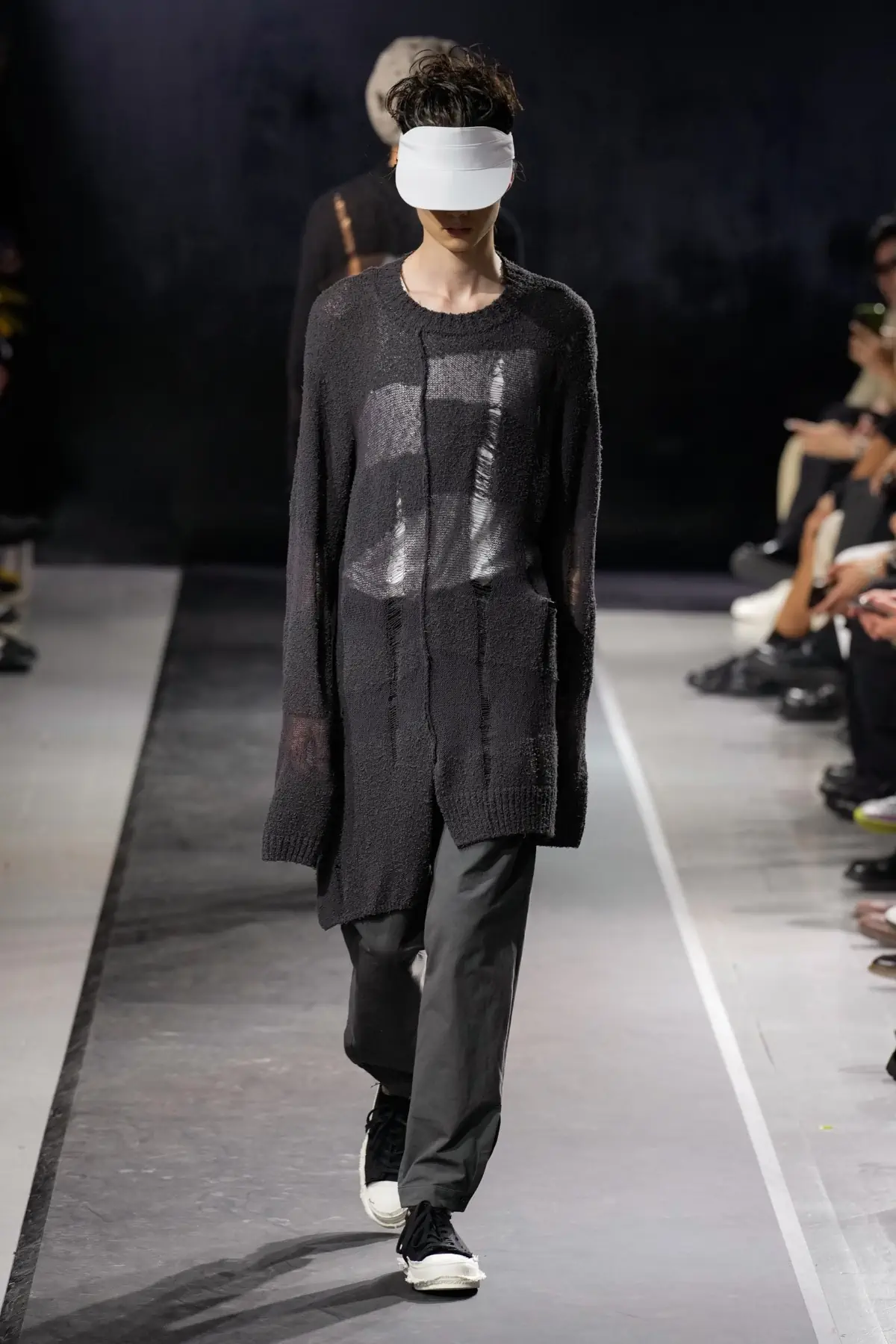 La collection Printemps 2025 de Yohji Yamamoto embrasse le confort et la légèreté dans un monde troublé