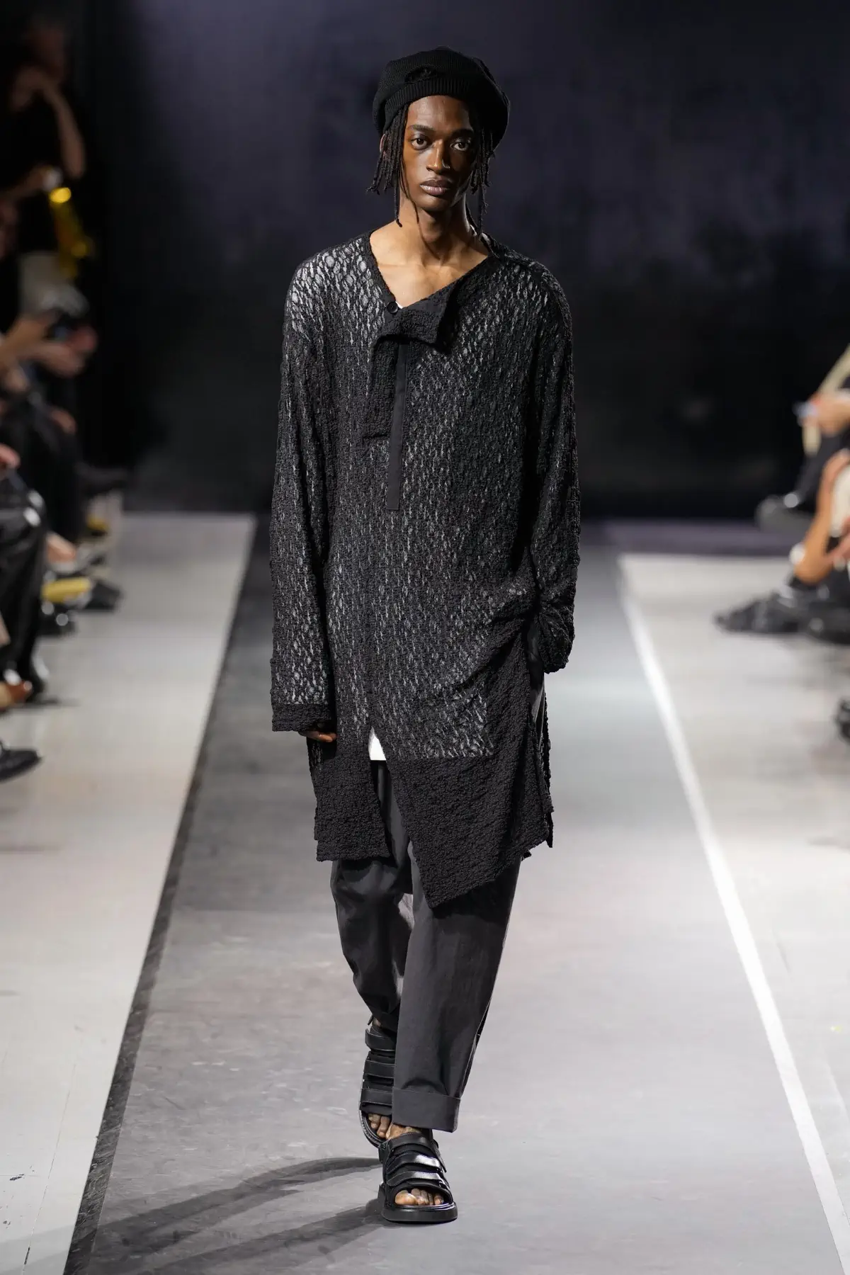 La collection Printemps 2025 de Yohji Yamamoto embrasse le confort et la légèreté dans un monde troublé