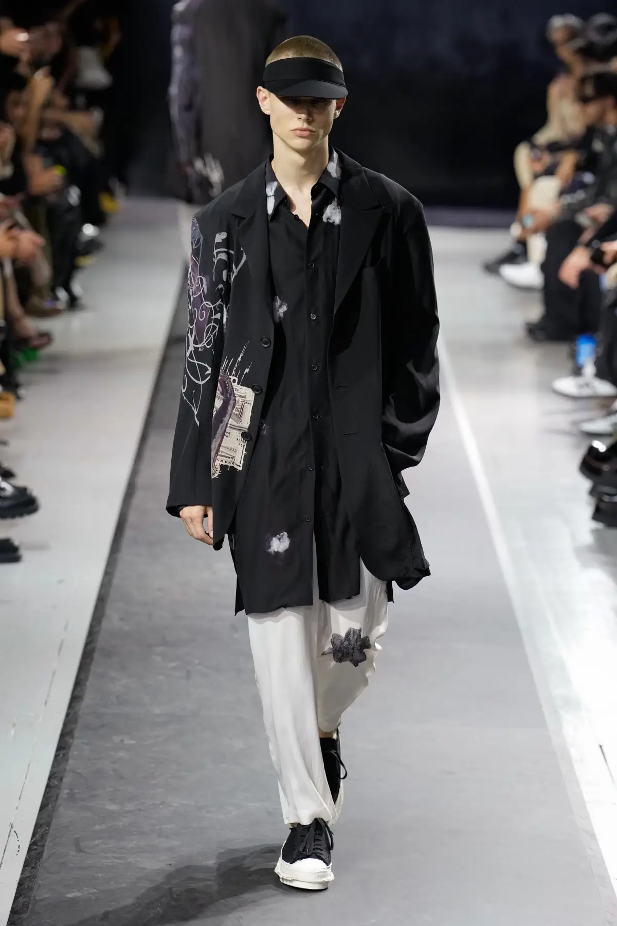 La collection Printemps 2025 de Yohji Yamamoto embrasse le confort et la légèreté dans un monde troublé
