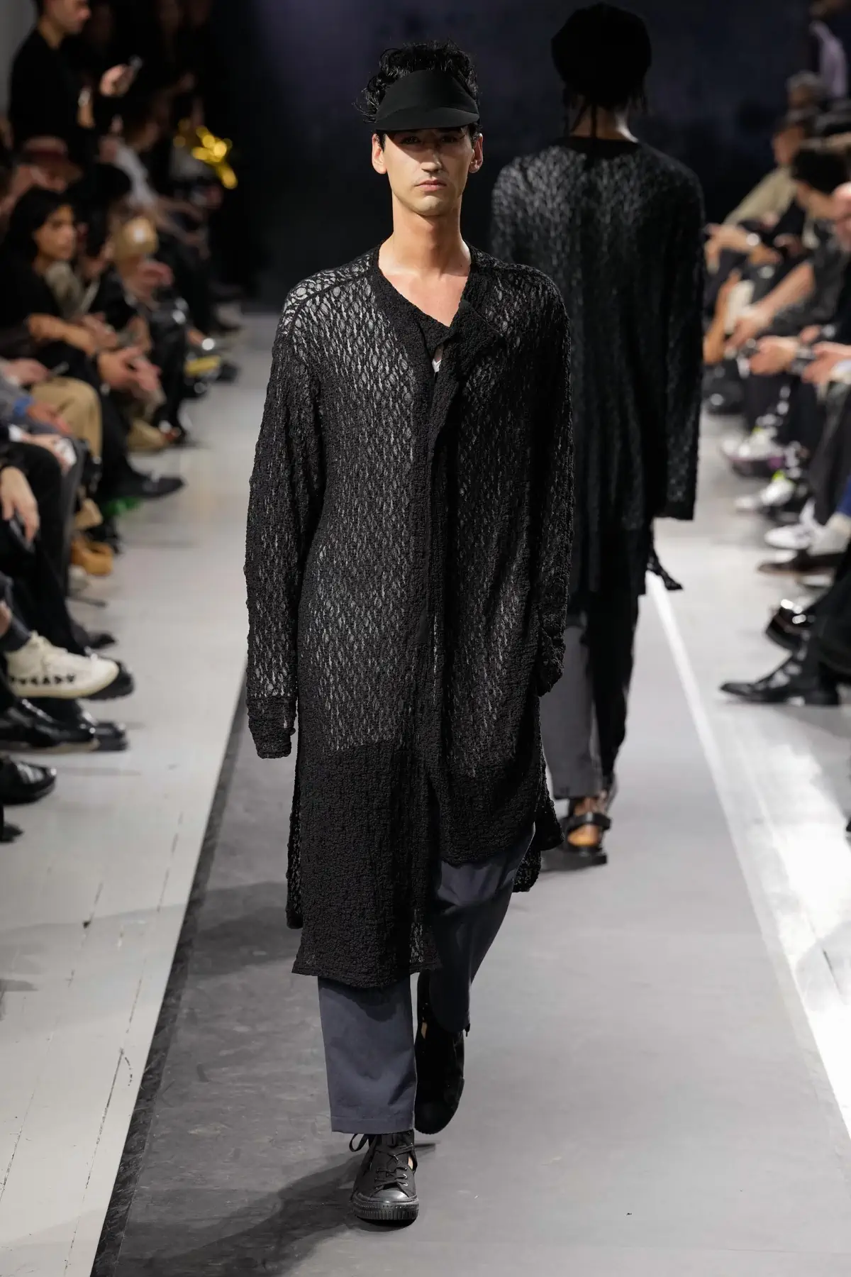 La collection Printemps 2025 de Yohji Yamamoto embrasse le confort et la légèreté dans un monde troublé