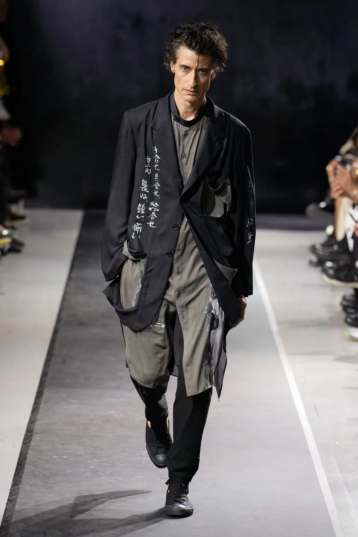 La collection Printemps 2025 de Yohji Yamamoto embrasse le confort et la légèreté dans un monde troublé