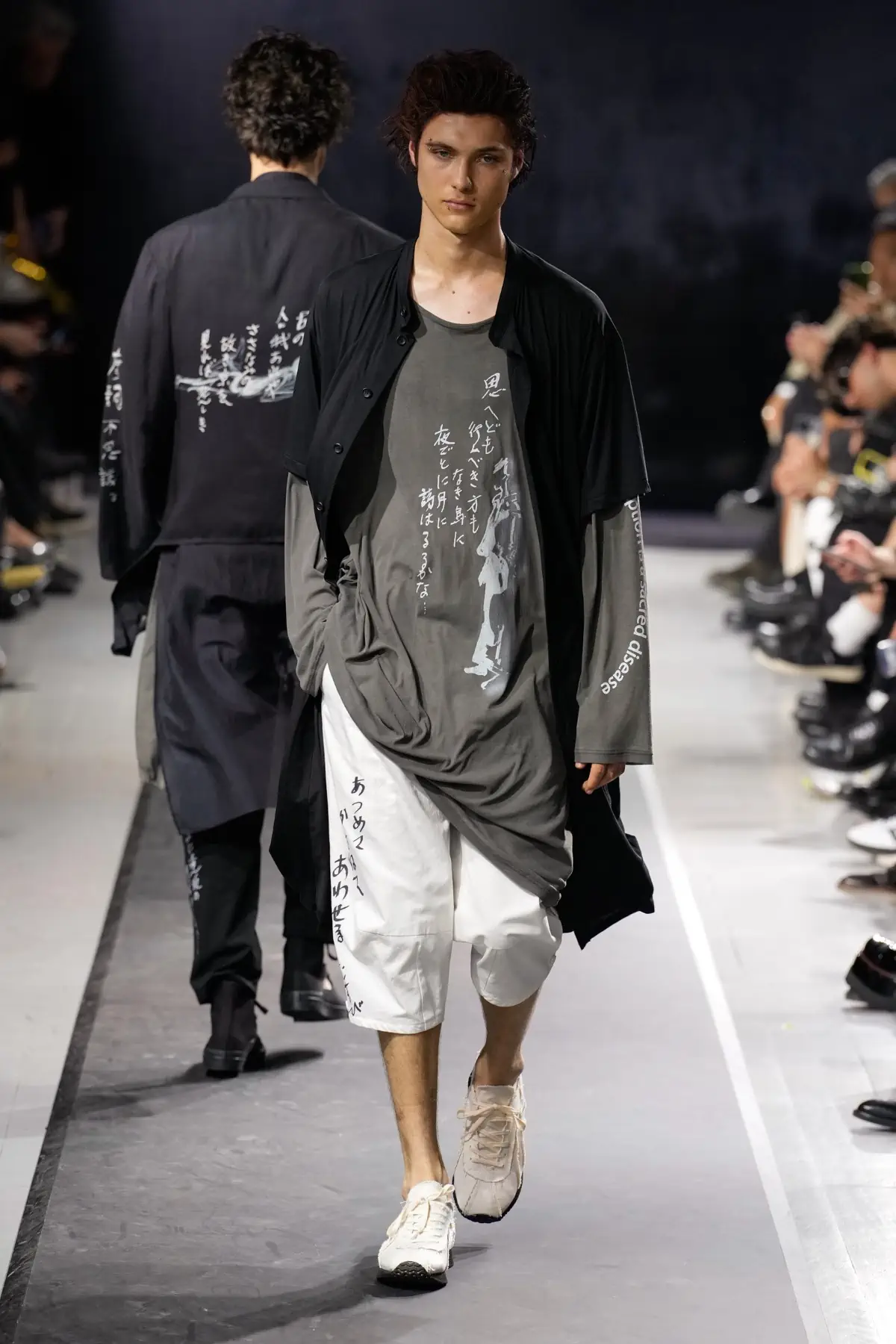 La collection Printemps 2025 de Yohji Yamamoto embrasse le confort et la légèreté dans un monde troublé