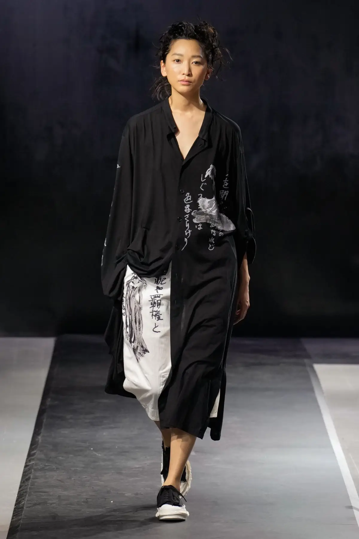 La collection Printemps 2025 de Yohji Yamamoto embrasse le confort et la légèreté dans un monde troublé