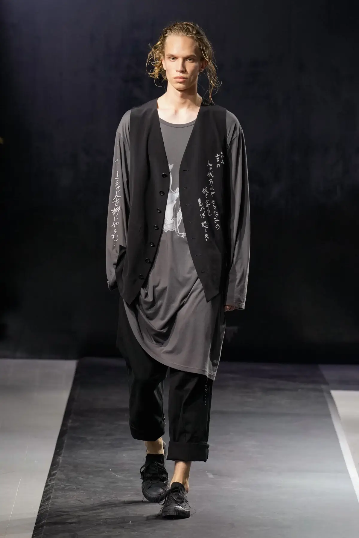 La collection Printemps 2025 de Yohji Yamamoto embrasse le confort et la légèreté dans un monde troublé