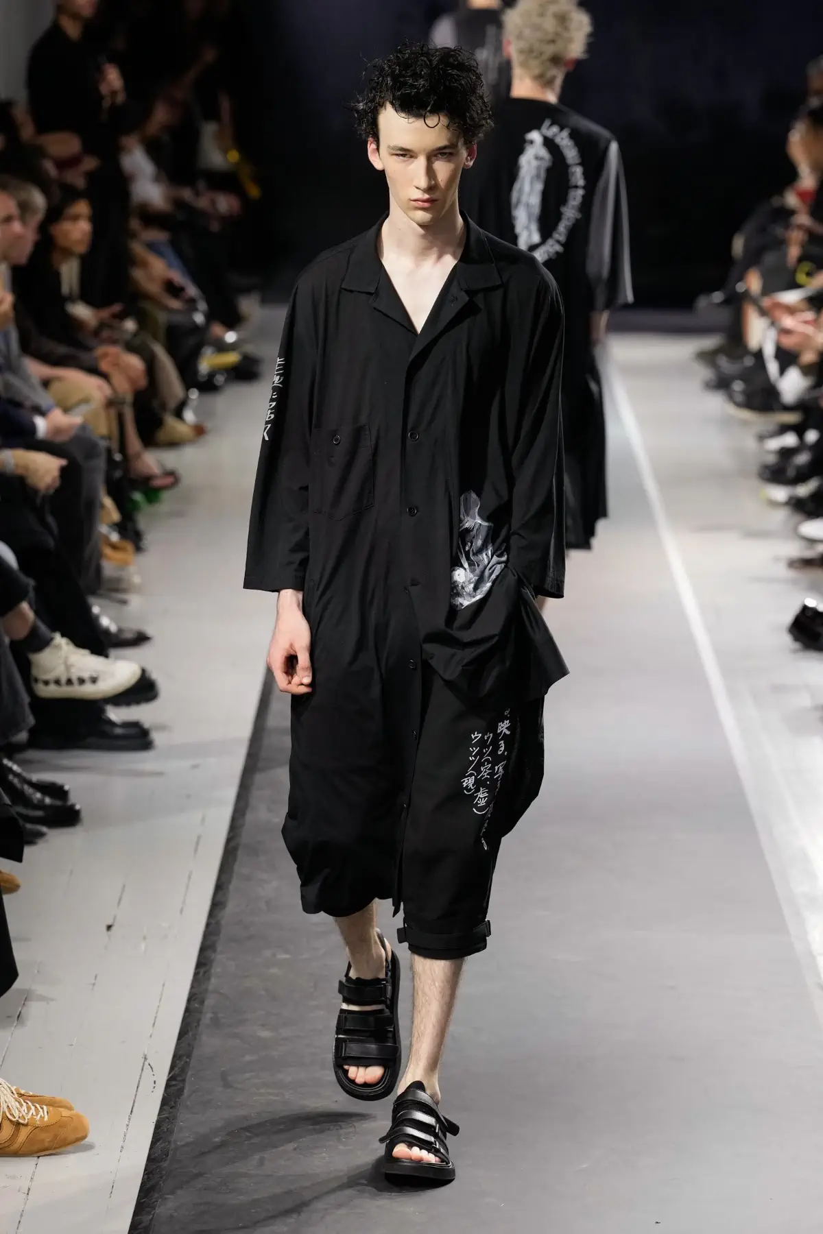 La collection Printemps 2025 de Yohji Yamamoto embrasse le confort et la légèreté dans un monde troublé
